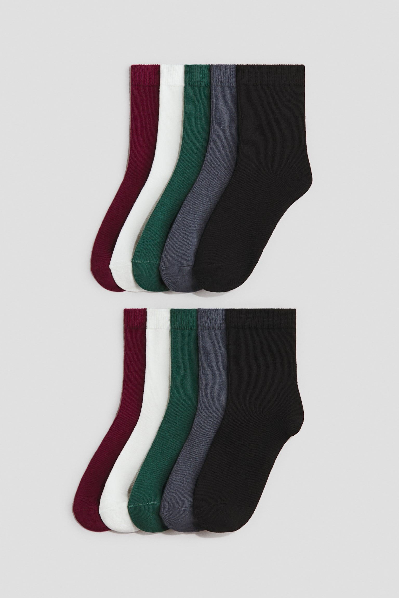 Zehn Paar Feinstricksocken liegen flach in zwei identischen, vertikal übereinander angeordneten Reihen zu je fünf Paaren und zeigen ihre Seitenansichten. Die Socken überlappen sich in einer Farbfolge aus Burgunderrot, WeiÃ, Dunkelgrün, Grau und Schwarz und betonen ihre gerippten, elastischen Bündchen. - 1