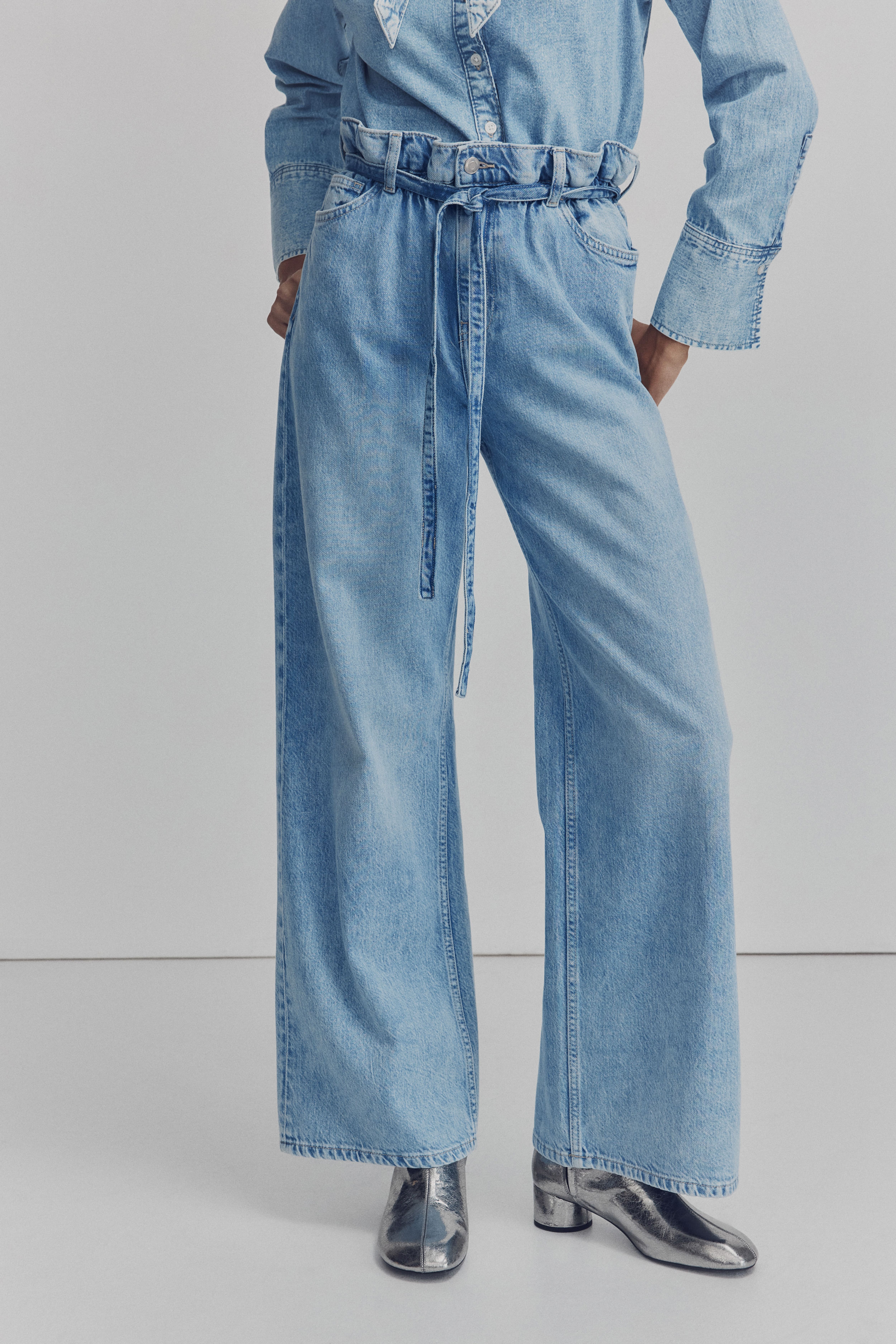 Jean large à ceinture plissée