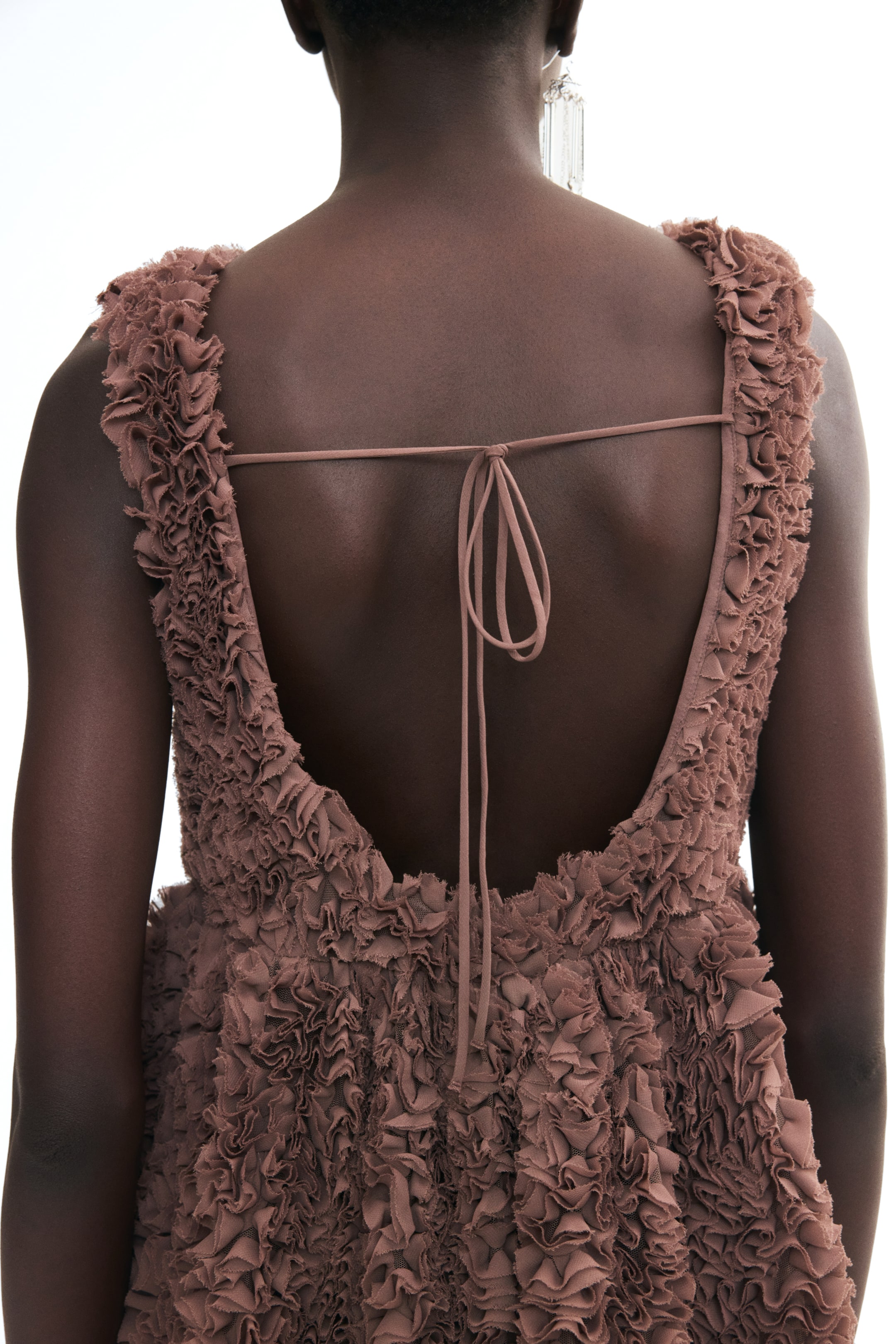 Robe avec volants plissés appliqués