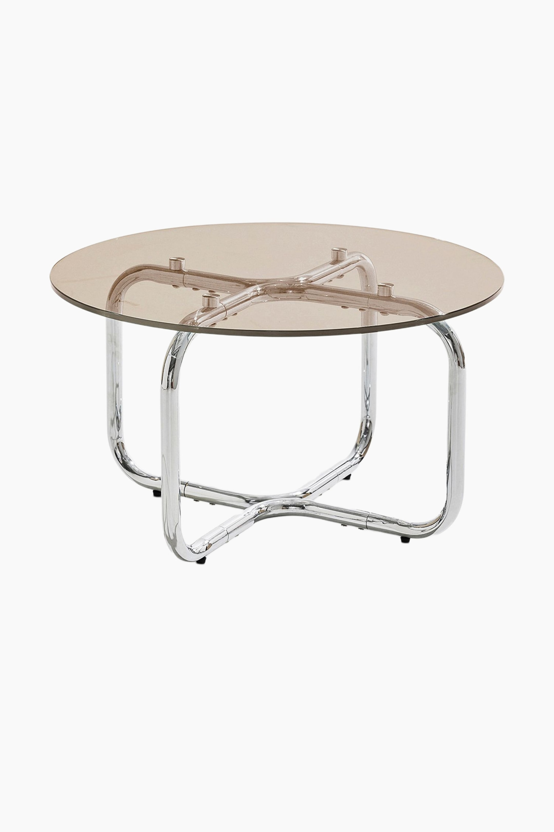 Größeres Bild anzeigen: Ein runder Couchtisch präsentiert eine getönte Glasplatte und einen polierten, verchromten Metallrohrrahmen, der leicht von oben und vorne geneigt ist. Der Rahmen bildet eine untere kreuzförmige Basis und vier gebogene vertikale Stützen, die an der Unterseite der Glasplatte befestigt sind.