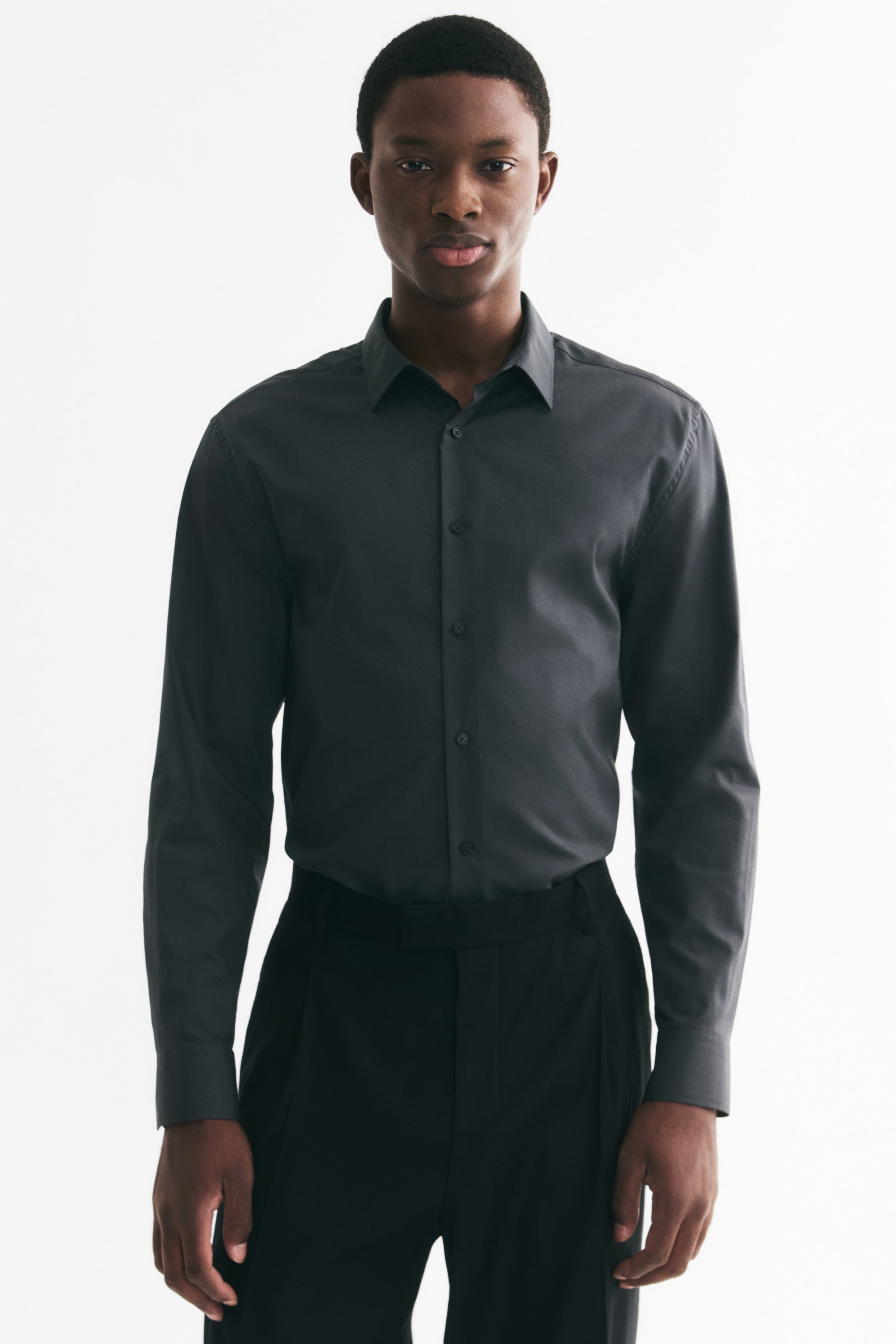 拡大画像を表示: レギュラーフィット イージーアイロンシャツ - ダークグレー - Men | H&M JP 1