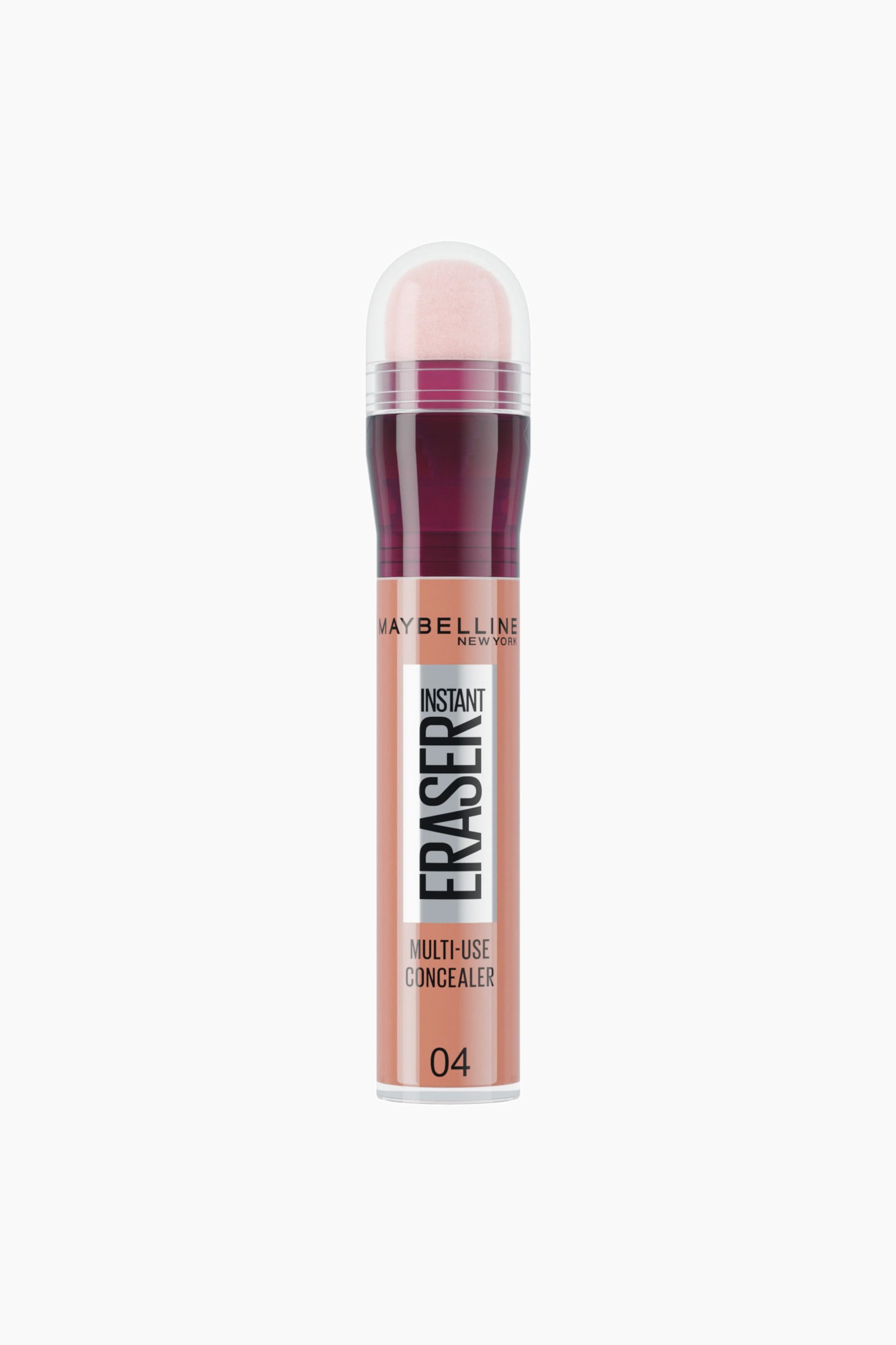 Se større billede: Maybelline Instant Eraser Multi-Use Concealer står oprejst i en forfra-vendt visning og viser en klar cylindrisk beholder fyldt med ferskenfarvet væske. Beholderen er toppet med en bordeauxfarvet krave og en afrundet lyserød svampeapplikator, der er indkapslet i en klar, kuppelformet hætte.
