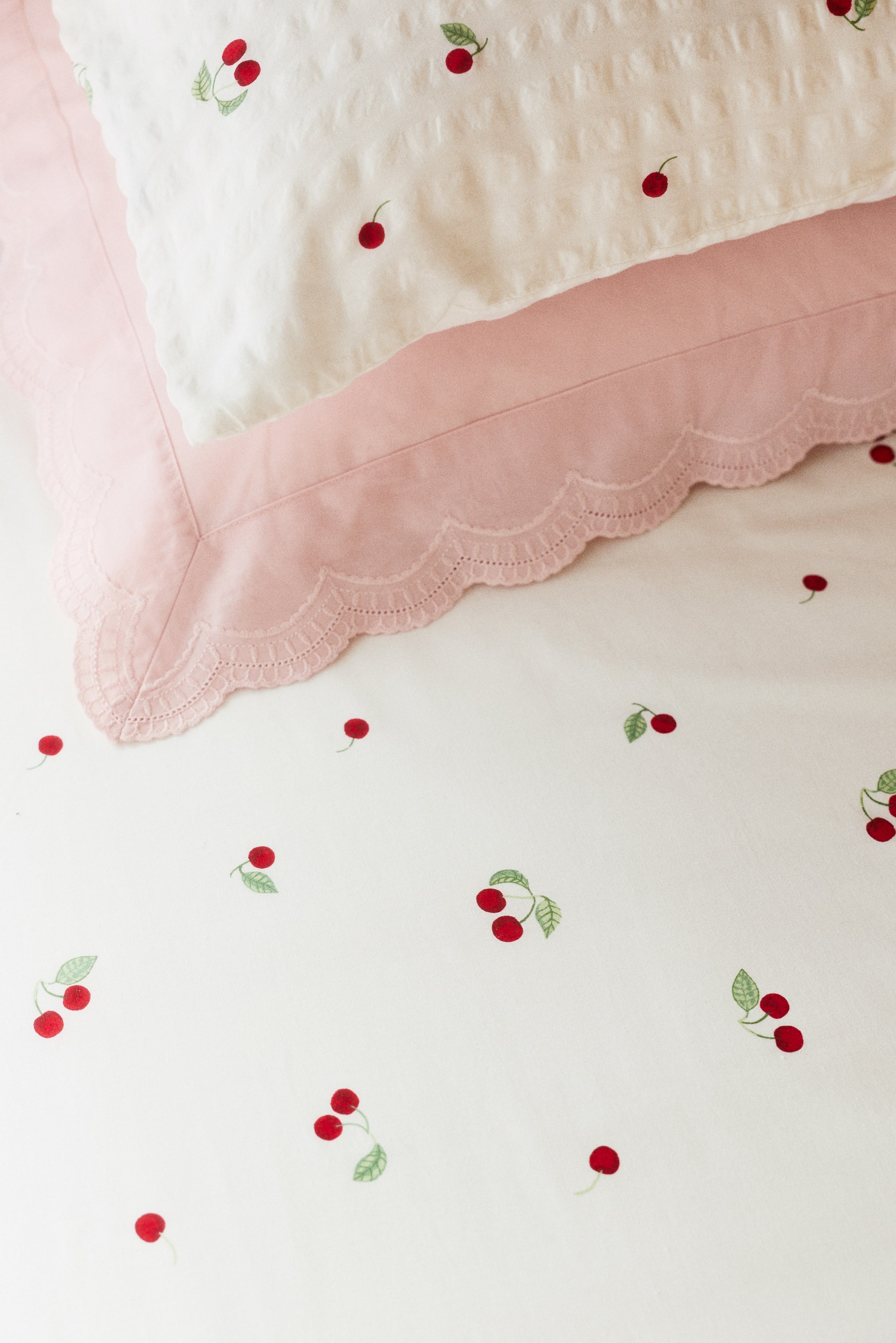 Größeres Bild ansehen: Gemustertes Spannbettlaken aus Baumwolle - Weiß/Kirschen - Home All | H&M DE 1