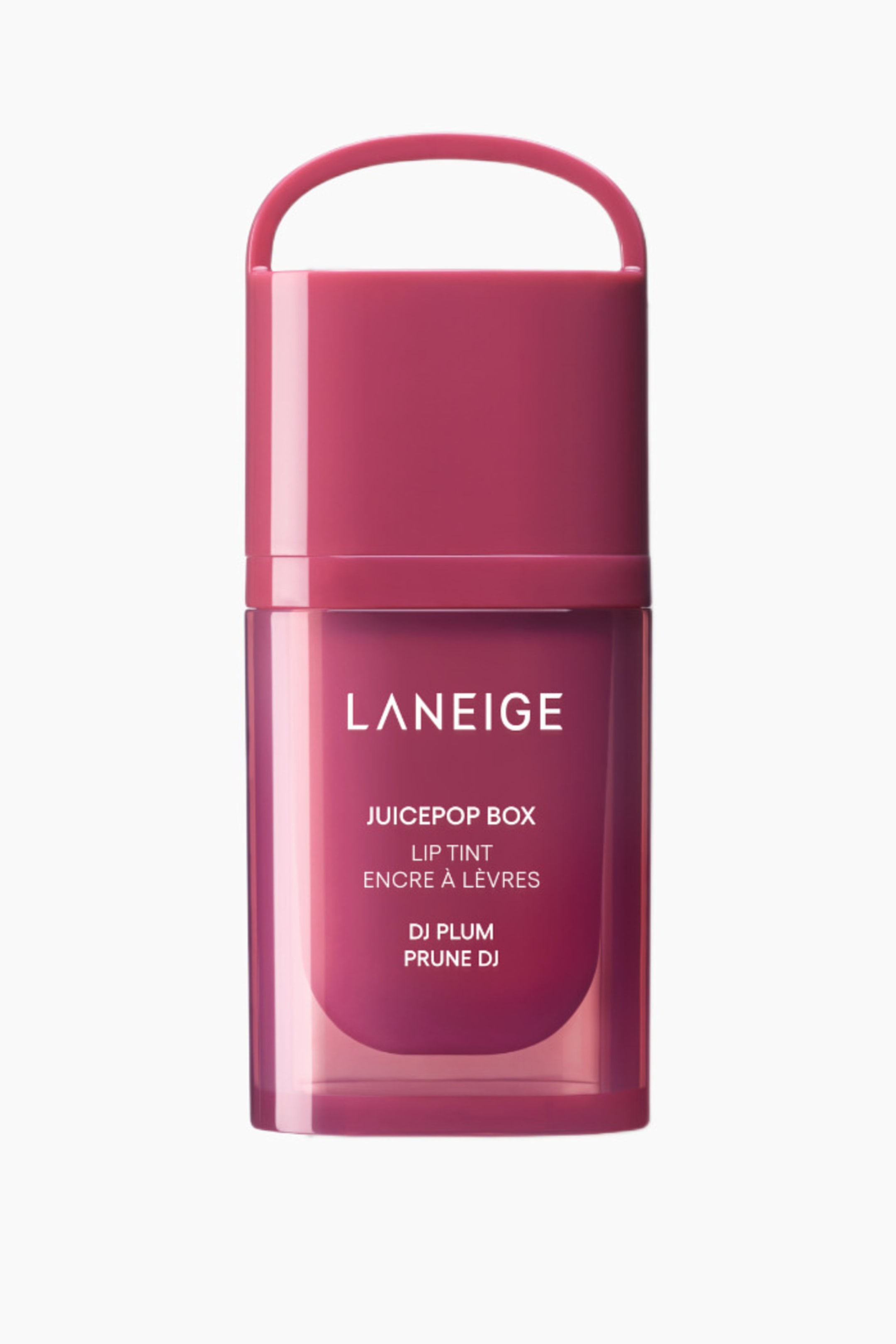 Näytä suurempi kuva: Laneige Juicepop Box Lip Tint, luumun sävyssä, seisoo pystyssä esitellen kaksiosaisen säiliönsä. Läpinäkymätön, syvän pinkki-violetti yläosa sisältää kaarevan kahvan, kun taas läpinäkyvä alaosa näyttää brändin "LANEIGE" ja tuotetiedot "JUICEPOP BOX LIP TINT DJ PLUM" painettuna etupuolelle.
