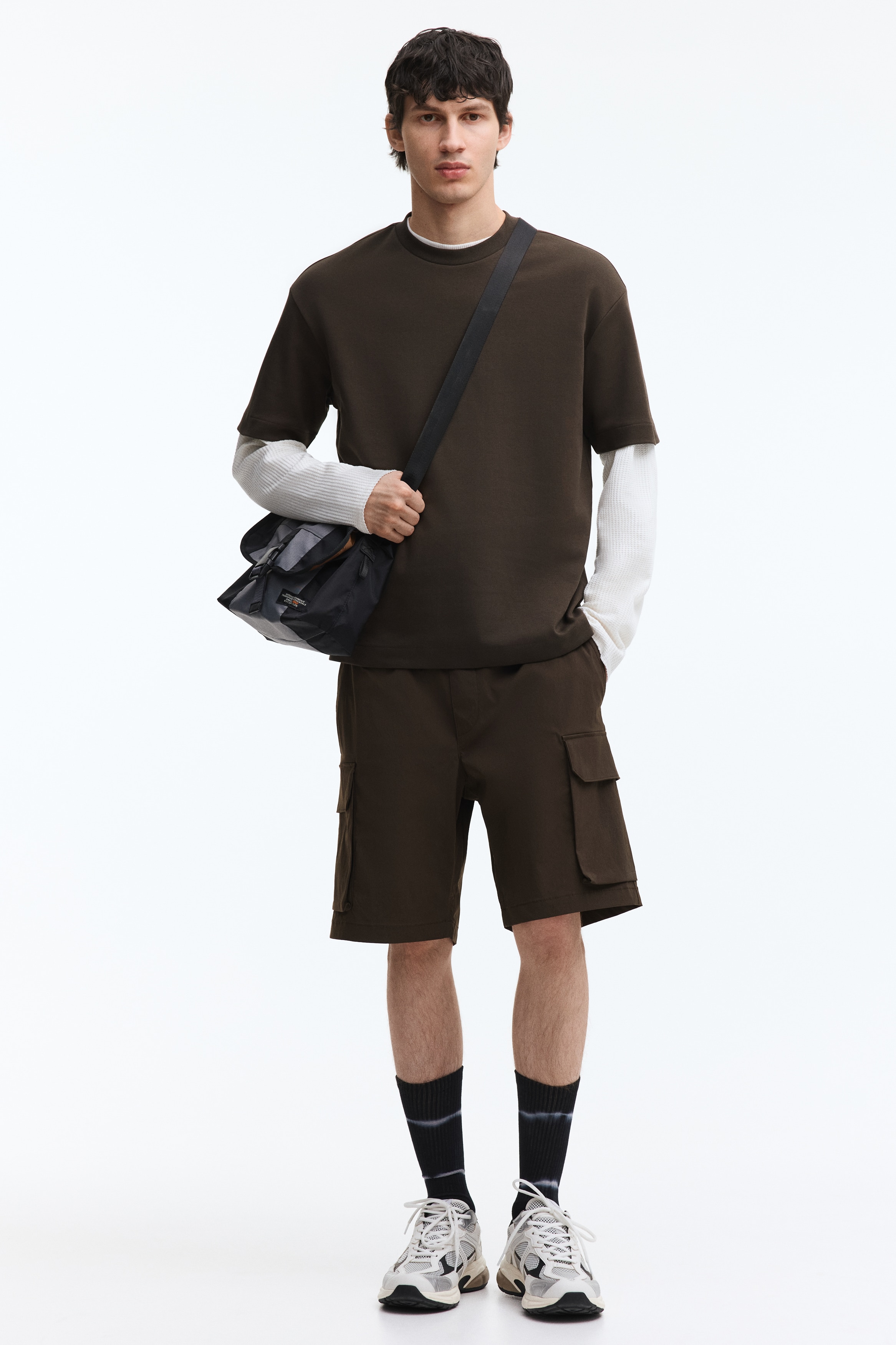 Regular-Fit Cargo ShortsModel