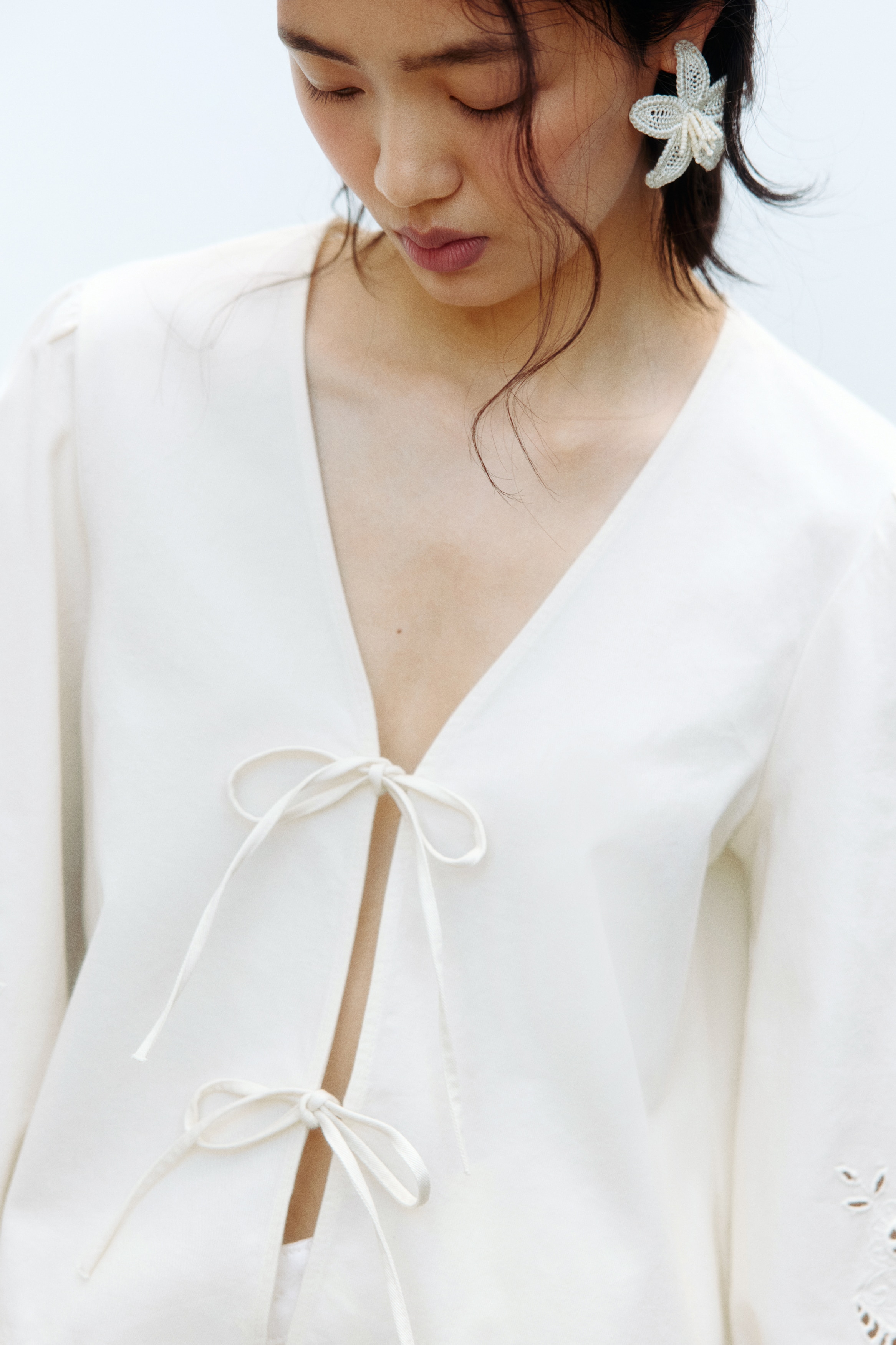 Bağcık Detaylı ve Nakış İşlemeli Ceket