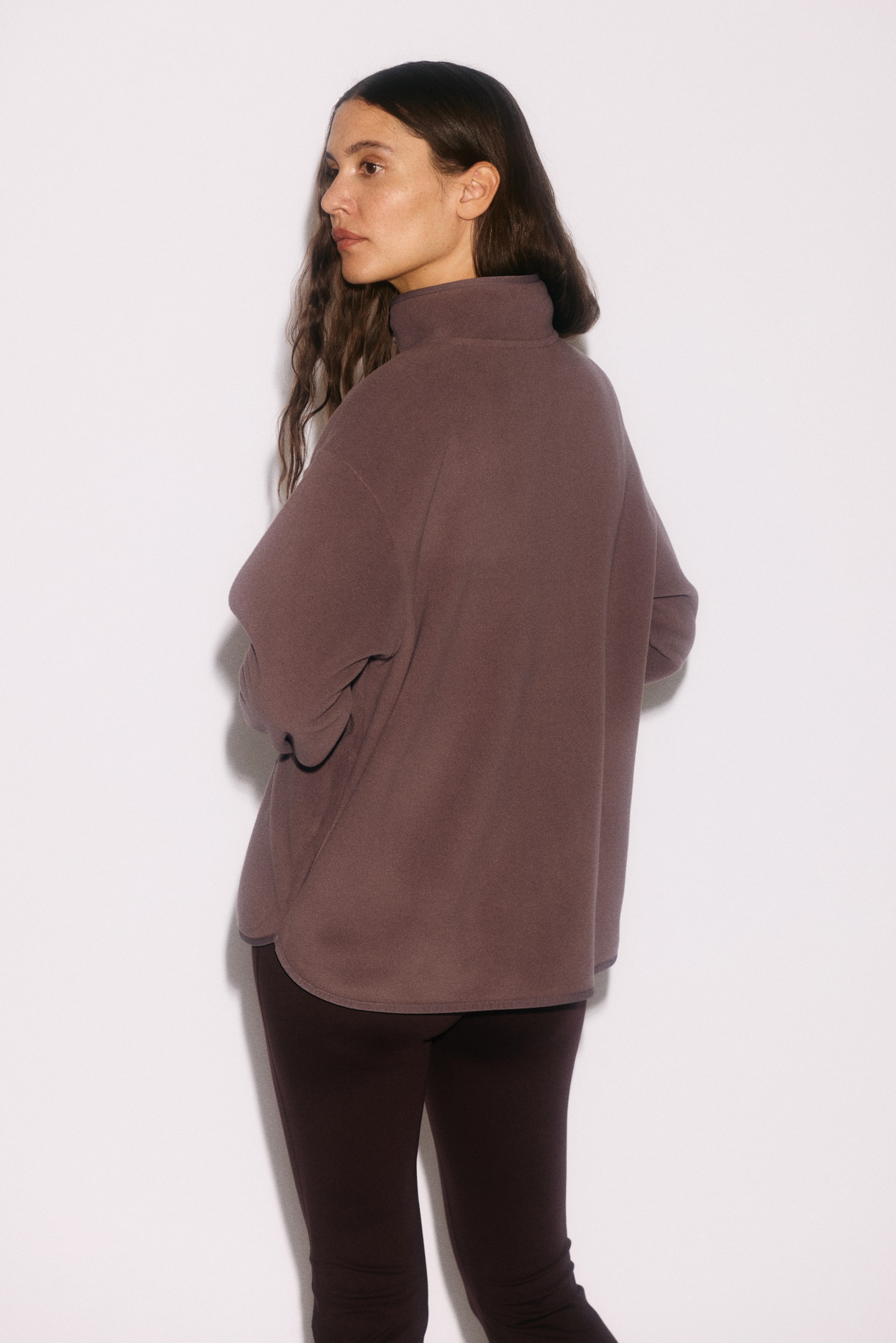 Женские куртки H&M Regular-Fit Fleece Activewear Jacket — фото 7