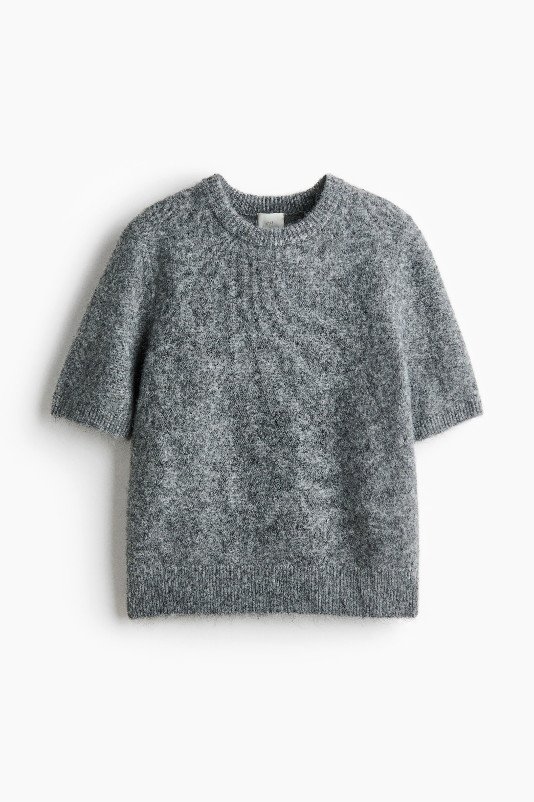 Voir une image plus grande: Un chandail à manches courtes gris chiné est posé à plat, face vers l'avant. Il présente un tricot texturé, un col rond et des poignets côtelés sur les manches courtes et l'ourlet.
