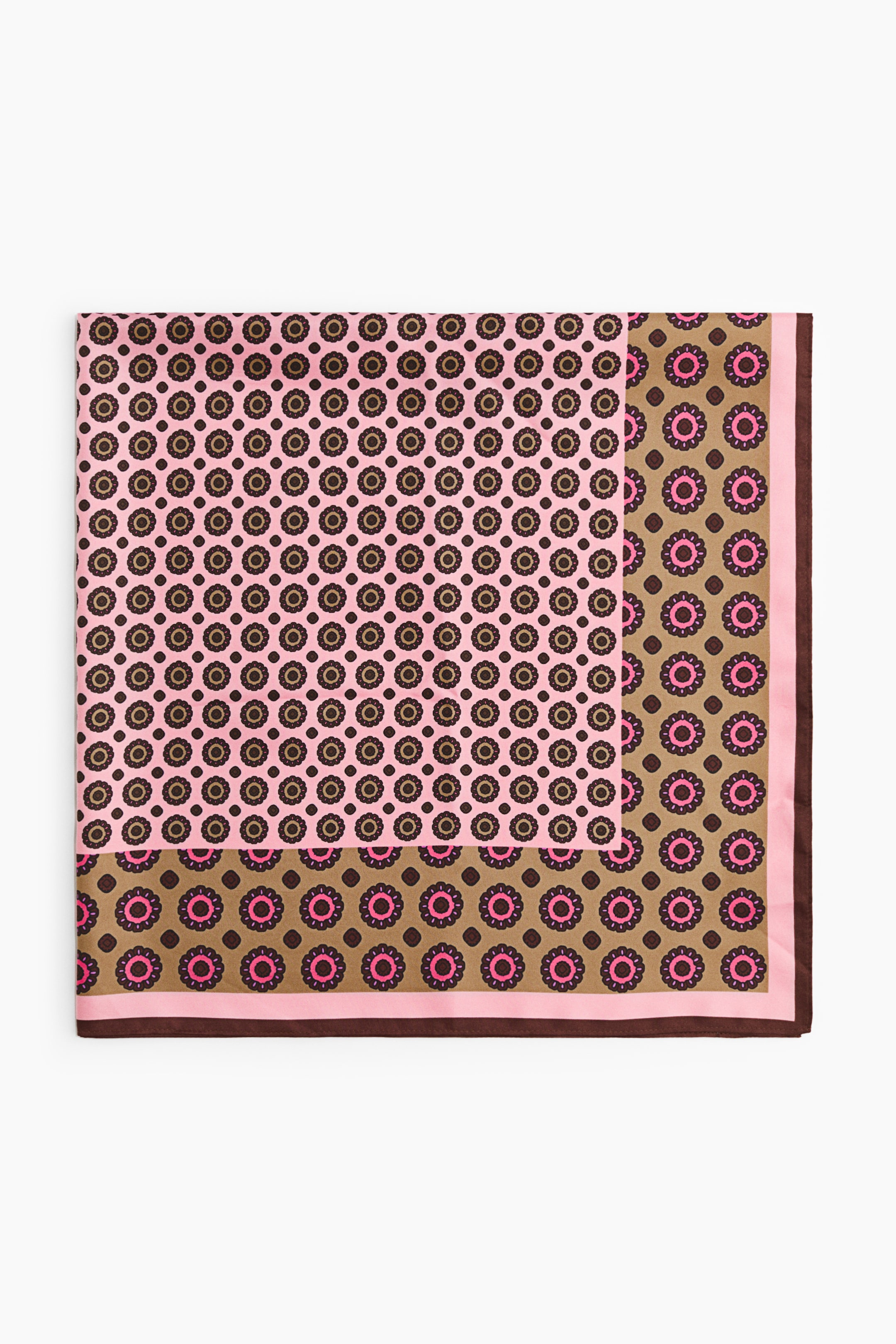 Agrandir l'image: Écharpe en tissage doux ornée d’un motif imprimé. L’écharpe carrée présente un fond rose principal avec des motifs circulaires répétitifs brun foncé et dorés, encadré par une section kaki mettant en valeur de plus grandes formes florales brun foncé soulignées de rose, le tout bordé d’un fin liseré brun foncé.
