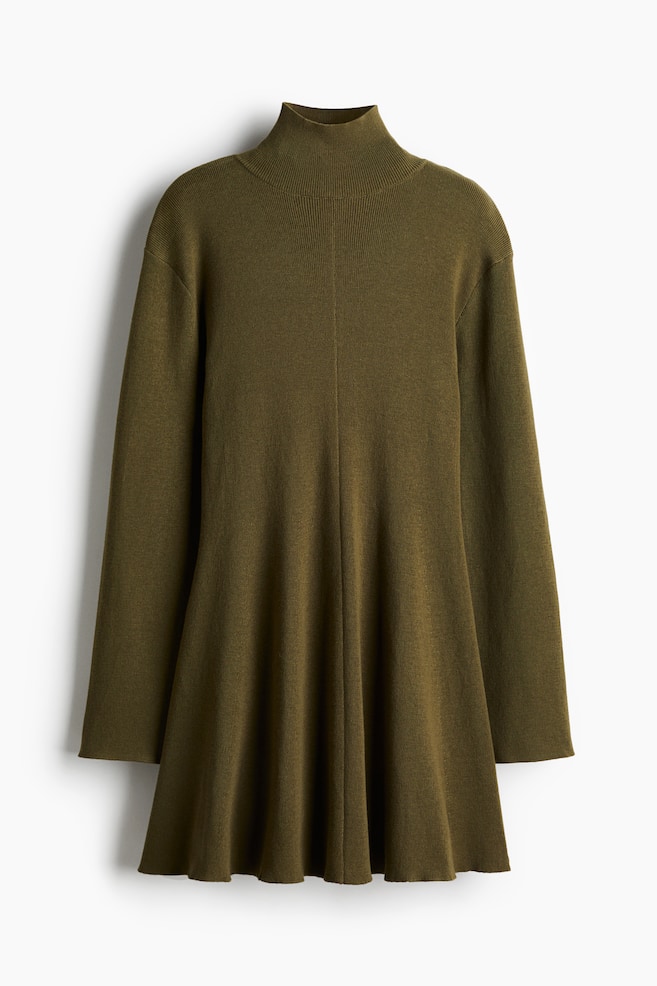 Feinstrick-Kleid mit Turtleneck - Dunkles Khakigrün - 1