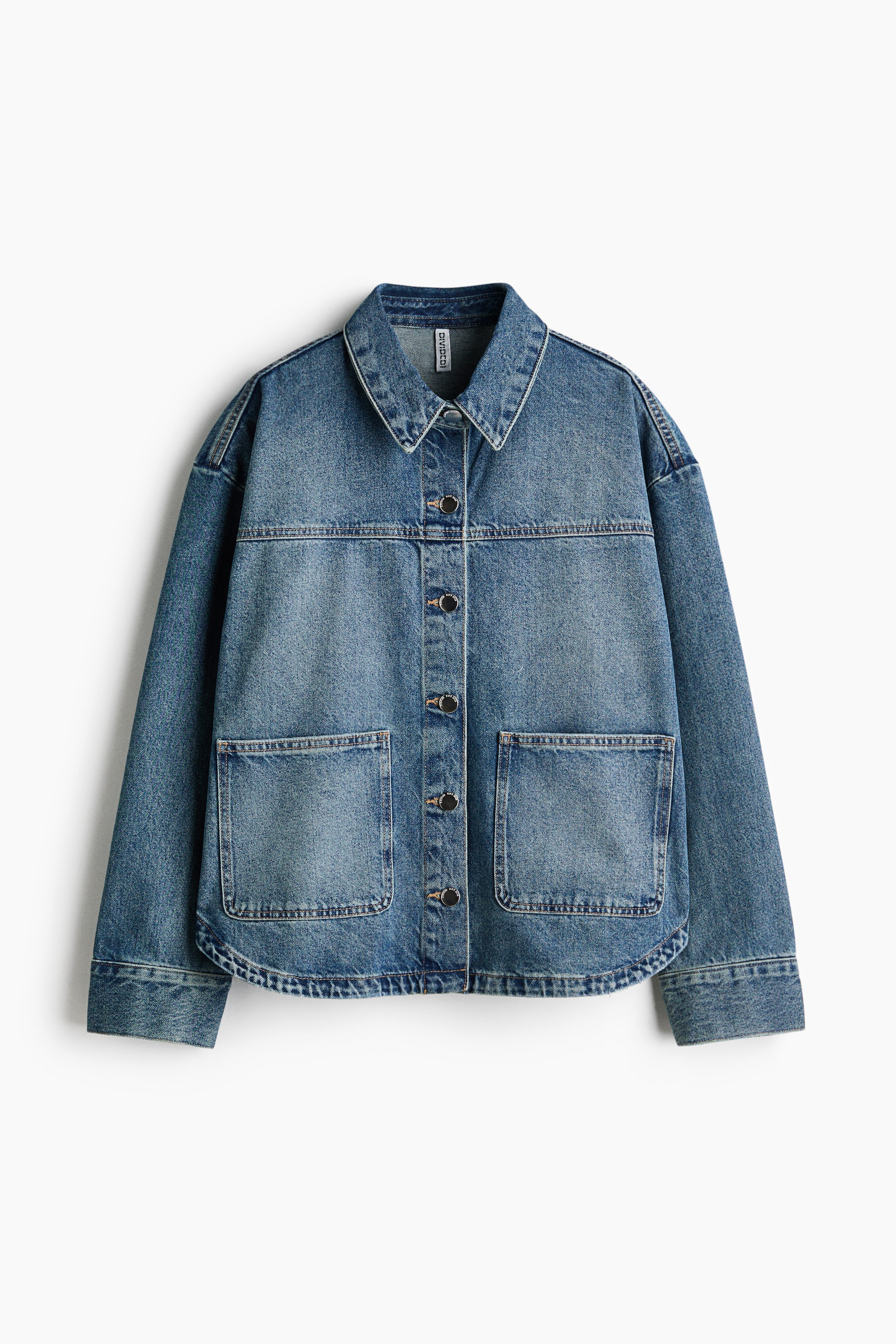 Voir une image plus grande: Une veste en denim bleu présente son devant, avec un col classique, une patte de boutonnage complète avec des boutons foncés, deux grandes poches plaquées rectangulaires sur le devant inférieur, et un ourlet incurvé.
