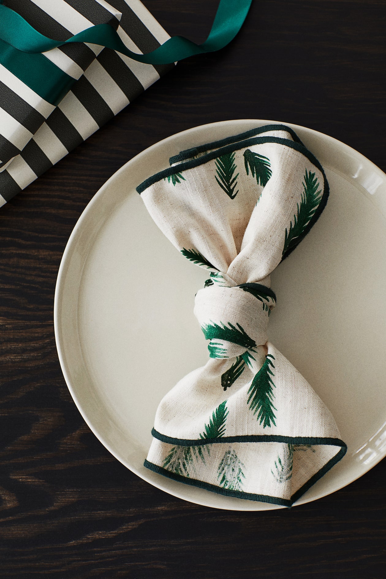 Patterned Napkins Green/Patterned 4-pack patterned napkins at H&M Home | H&M GB