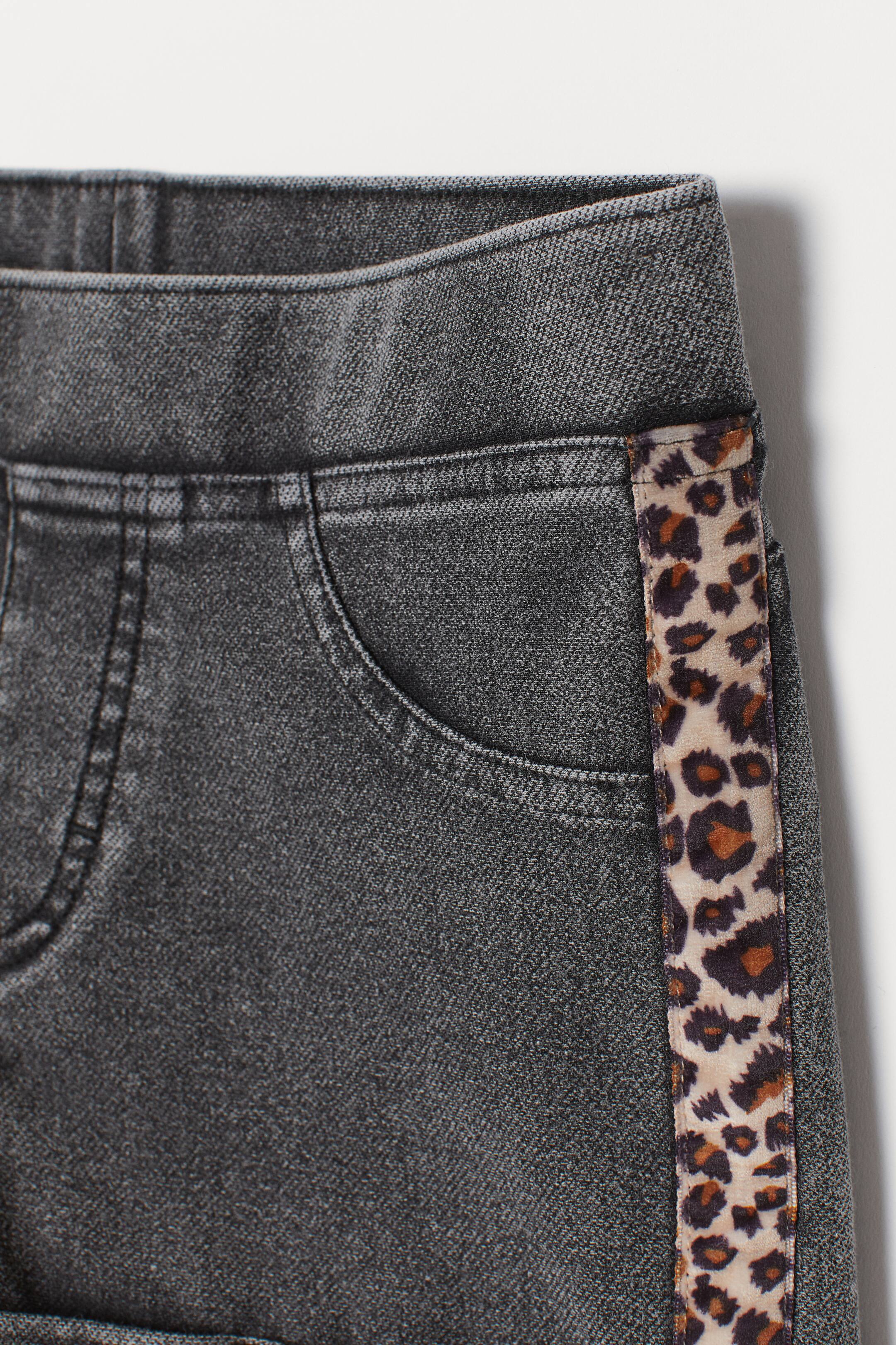 Größeres Bild ansehen: Shorts im Denimlook - Grau/Leopardenmuster - Kids | H&M DE 2