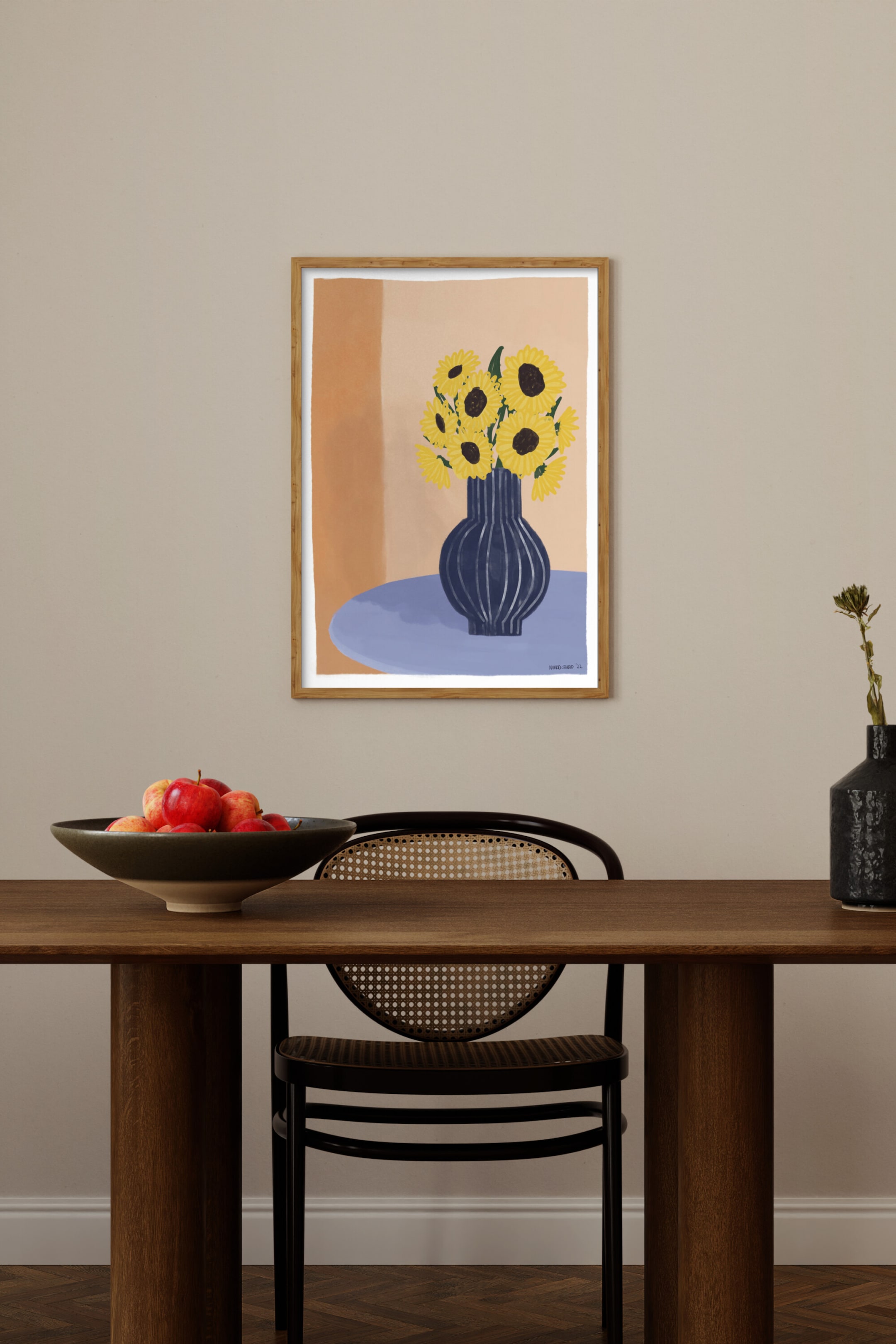 Grotere afbeelding bekijken: Het ingelijste kunstwerk toont een gestileerde illustratie van gele zonnebloemen in een donkerblauwe, geribbelde vaas, rustend op een lichtblauw, rond oppervlak. De achtergrond van de illustratie heeft een verdeling van lichtbeige en warme bruintinten, allemaal omsloten door een lichtbruine houten lijst.