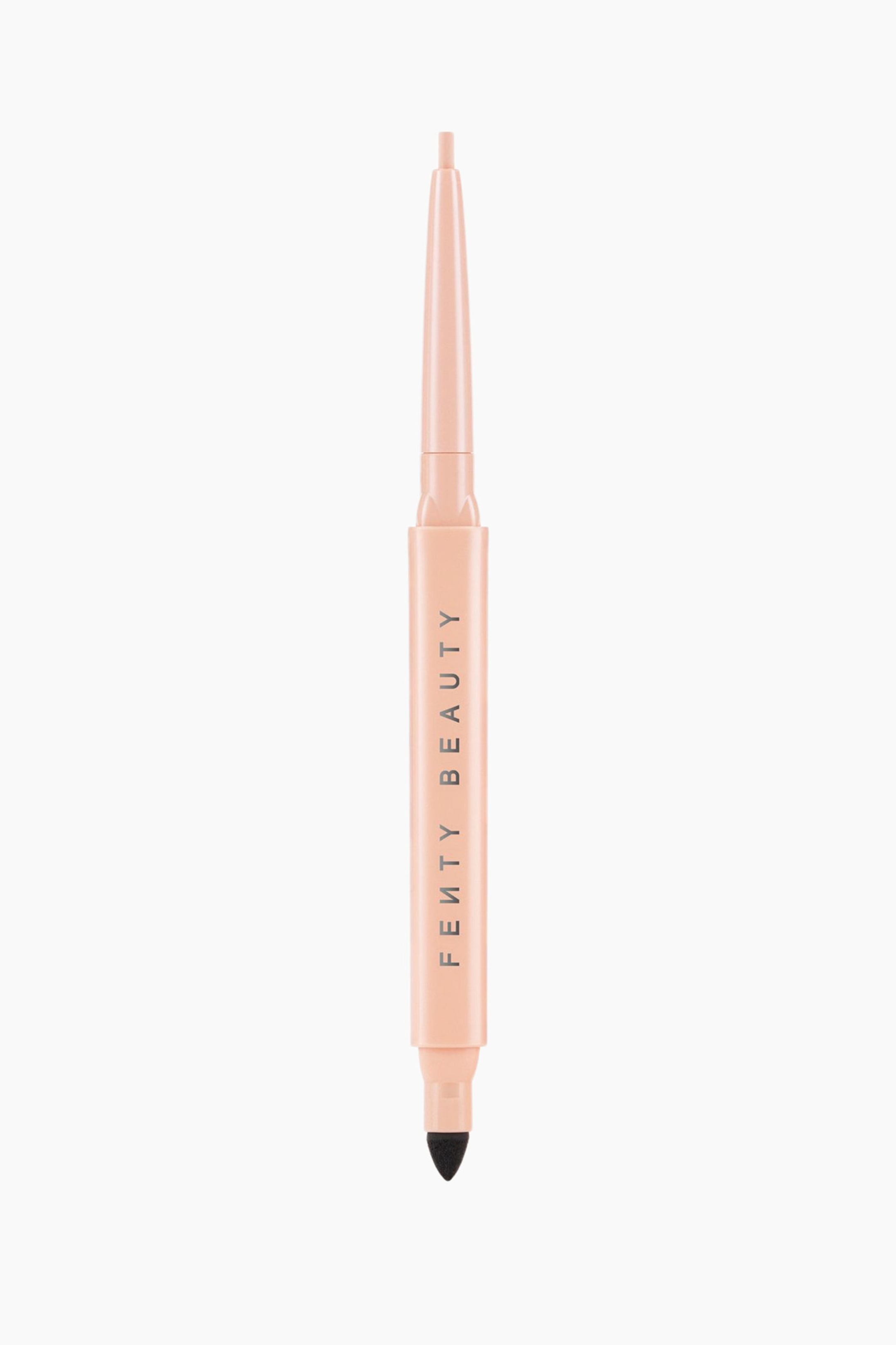 Visa större bild: En dubbeländad gel-eyelinerpenna står upprätt och visar en ljus persikofärgad hylsa med varumärket "FE?TY BEAUTY" tryckt vertikalt i grått. Den övre änden visar en utdragen, tunn liner-spets i persikoton, medan den nedre änden har en avsmalnande svart skumapplikator för suddning.