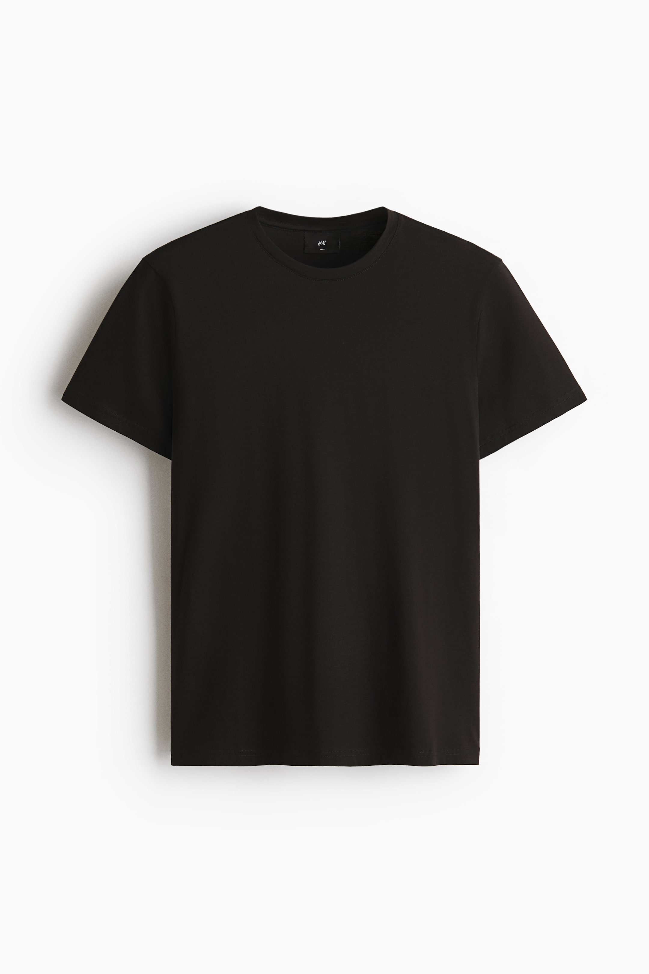 Visa större bild: En svart slim-fit t-shirt är vänd framåt och visar en rund halsringning med en fint ribbad kant, en rak fåll och mjukt jerseytyg.