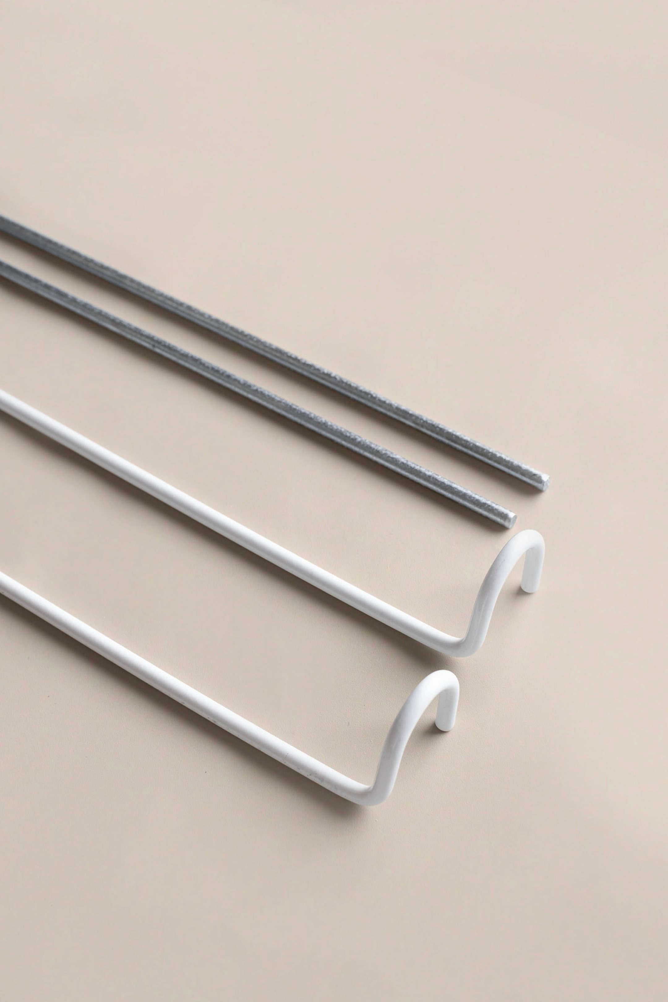 Größeres Bild ansehen: 2-pack Panel Hanger - Weiß - Hasta - Home All | H&M DE 2