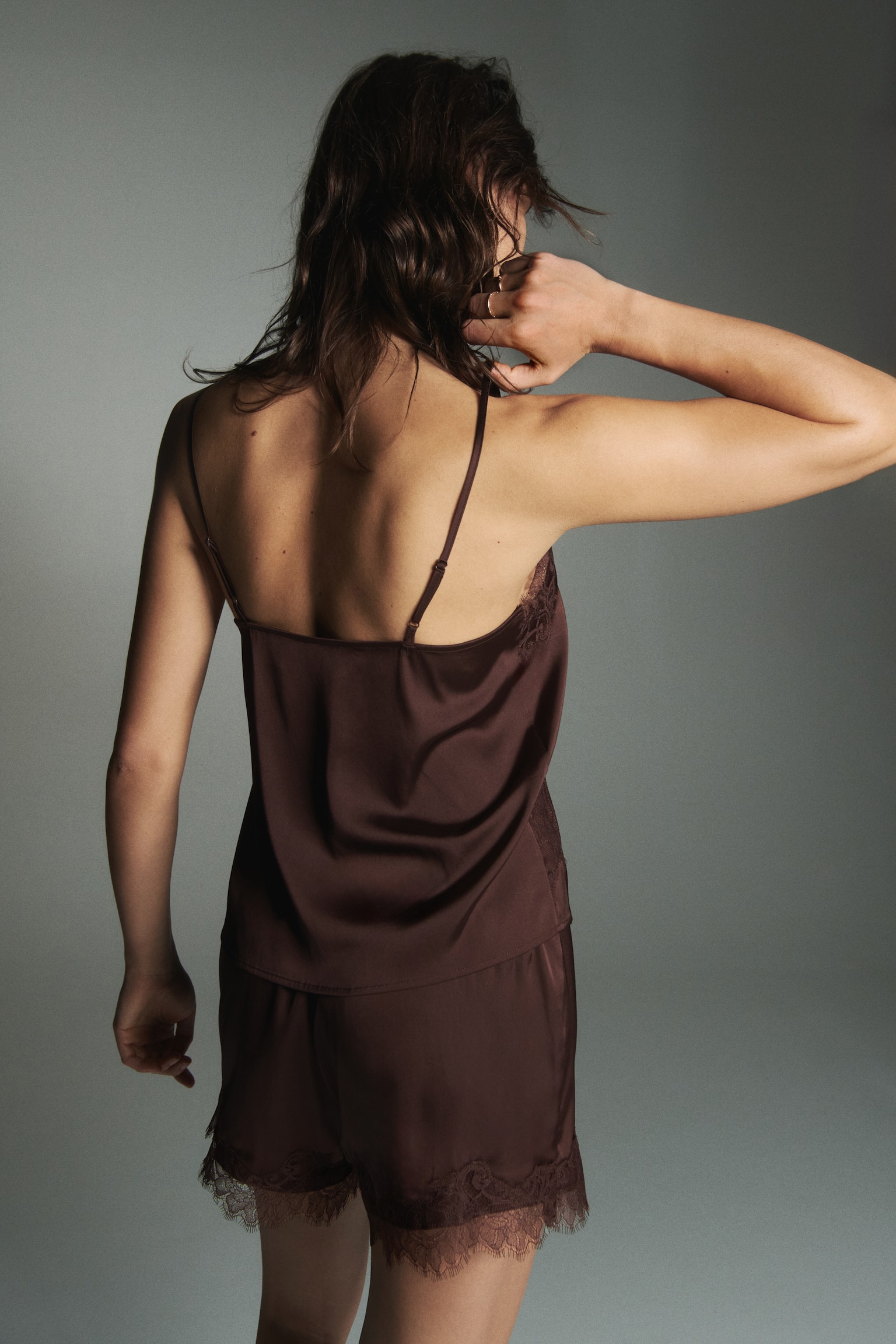 Pitsireunainen satiinipyjama - Tummanruskea - 4