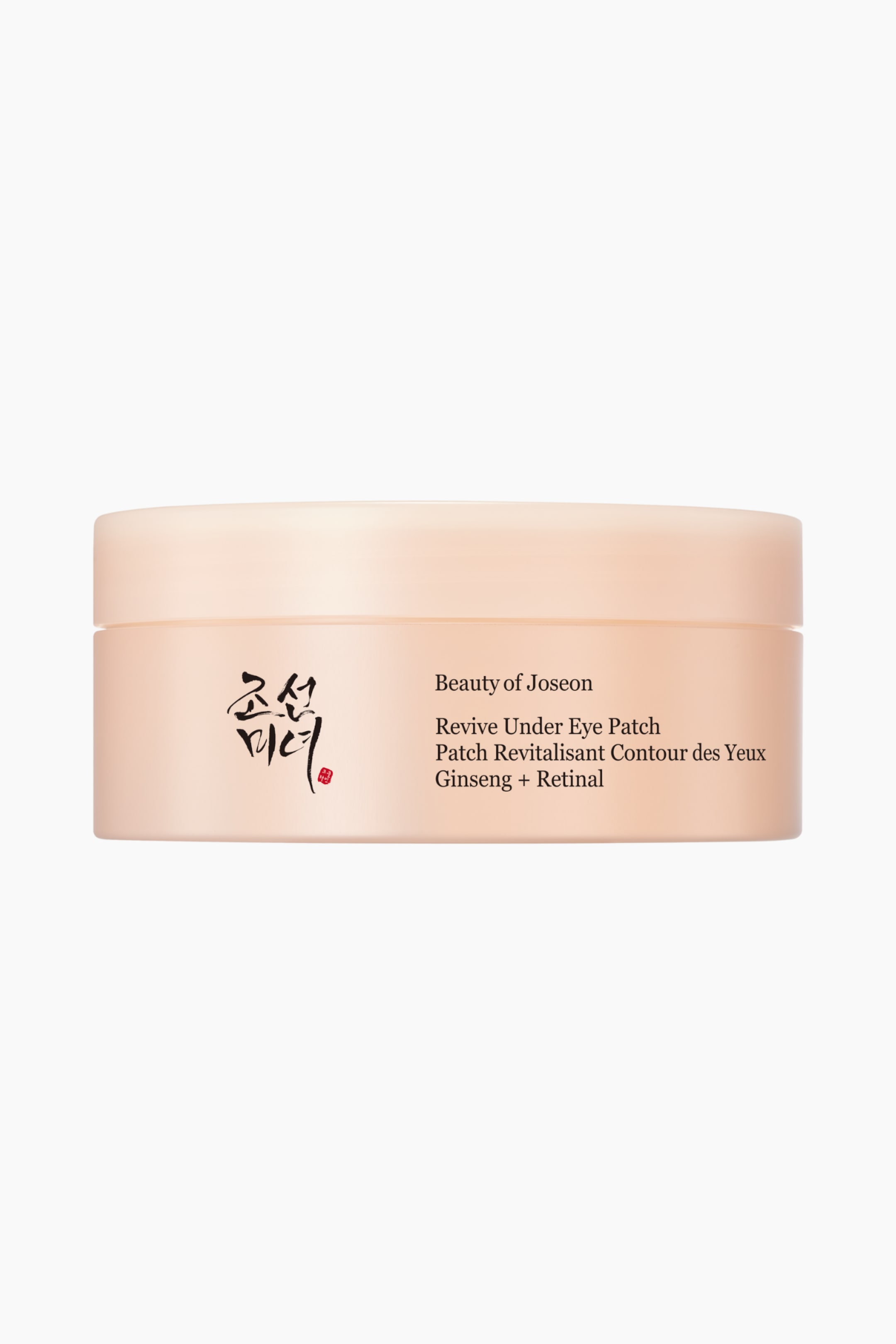 Größeres Bild ansehen: Der Behälter der Beauty of Joseon Revive Under Eye Patch ist frontal ausgerichtet und zeigt seine breite, zylindrische Form sowie die weiche, pfirsichfarbene matte Oberfläche. Auf der Vorderseite des Tiegels ist links das schwarze kalligrafische Branding zu sehen und rechts die aufgedruckten Produktdetails, einschließlich der Inhaltsstoffe „Ginseng + Retinal“.