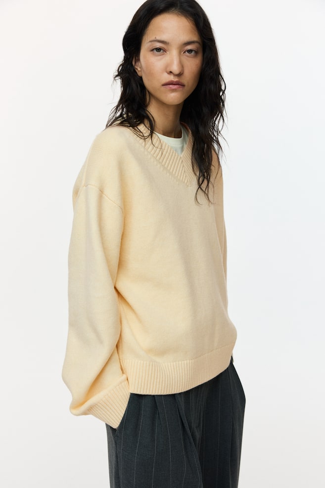 Pull à encolure en V - Jaune clair/Taupe/Crème/Vert foncé/Noir - 2
