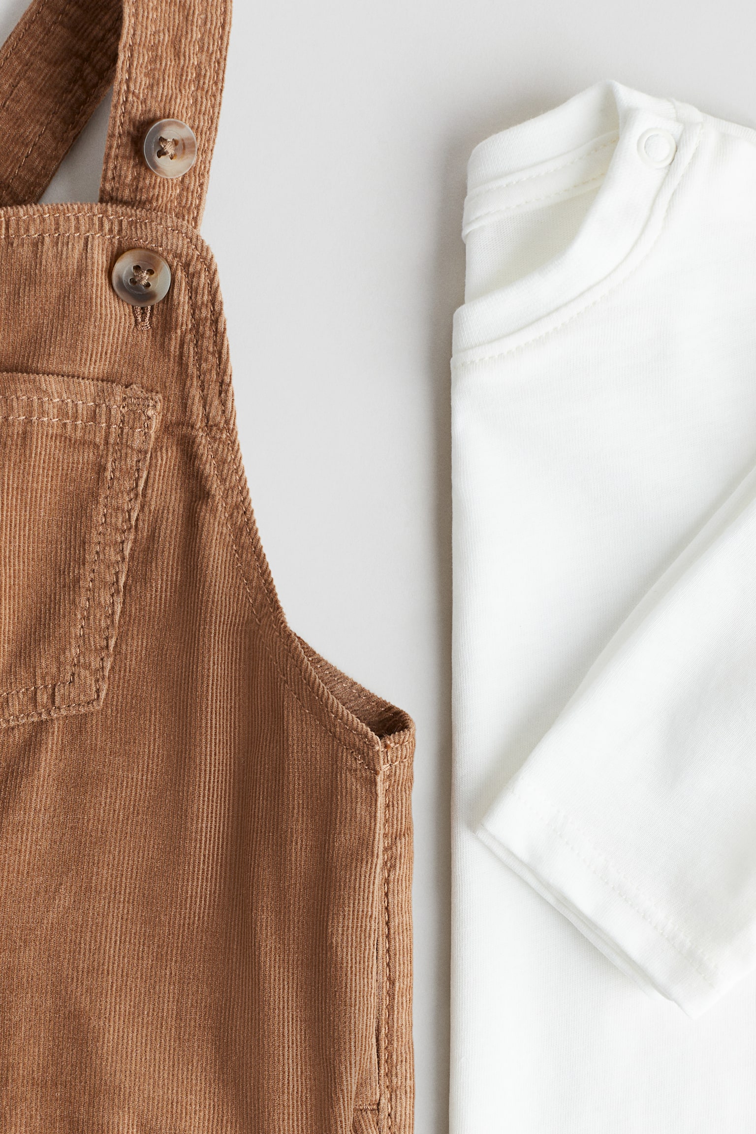 Детский комплект H&M 2-Piece Overall and Shirt Set, цвет: Светлый коричневый / Белый — фото 2