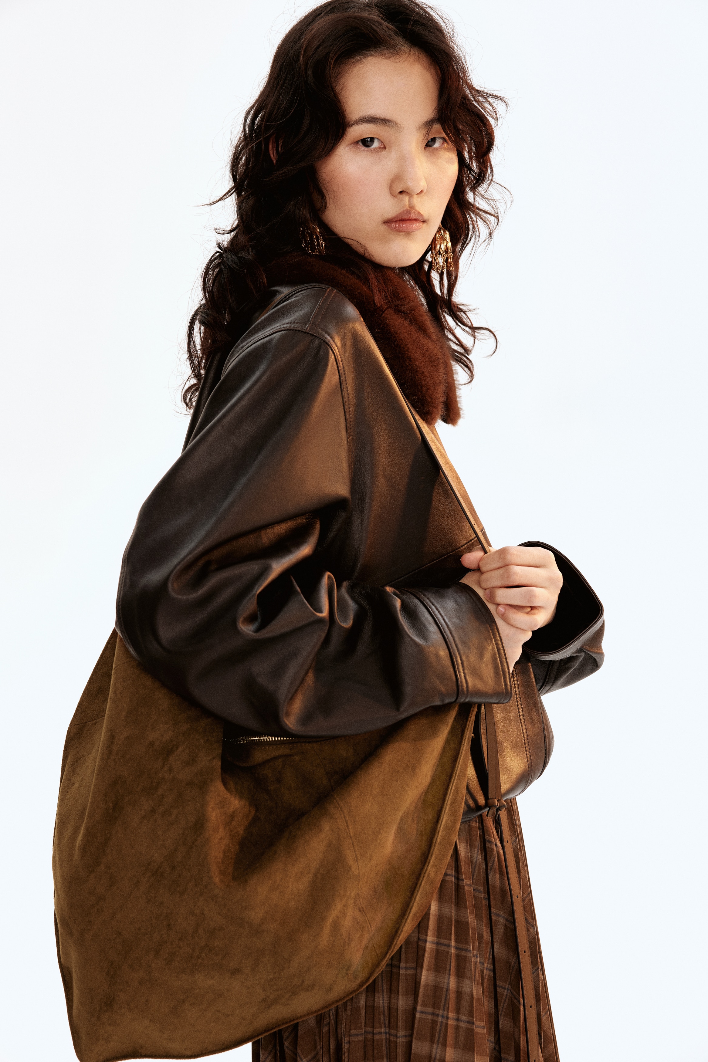 Triangular crossbody bagModel
