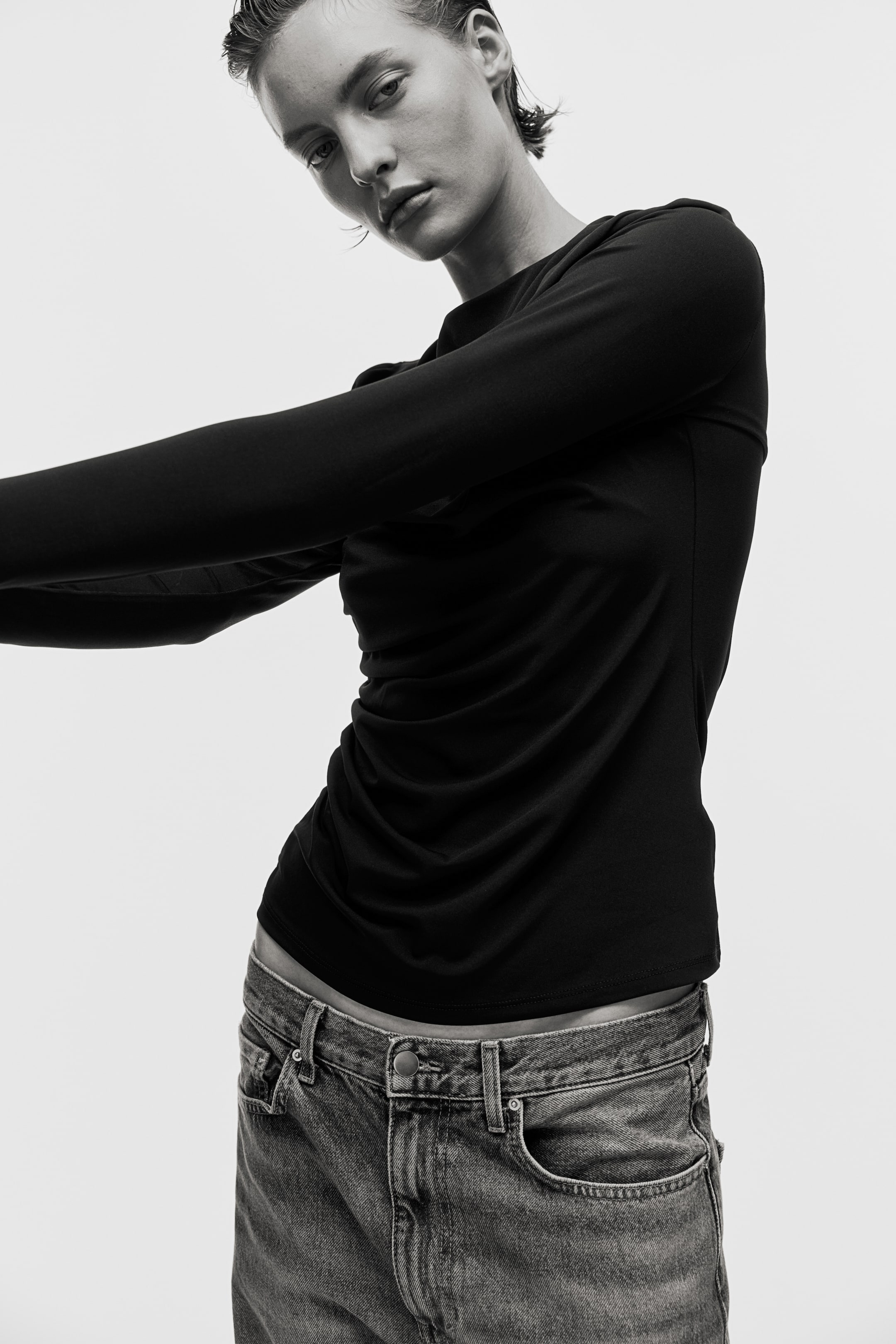 Näytä suurempi kuva: Poimutettu trikoopusero - Musta - NAISET | H&M FI 1