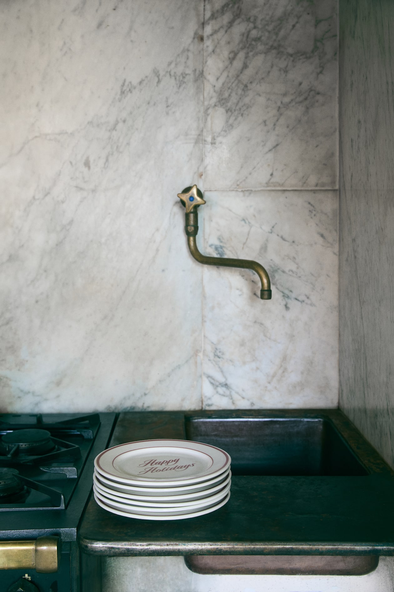 Porcelain mid plate - Red/Happy Holidays - Home All | H&M GB