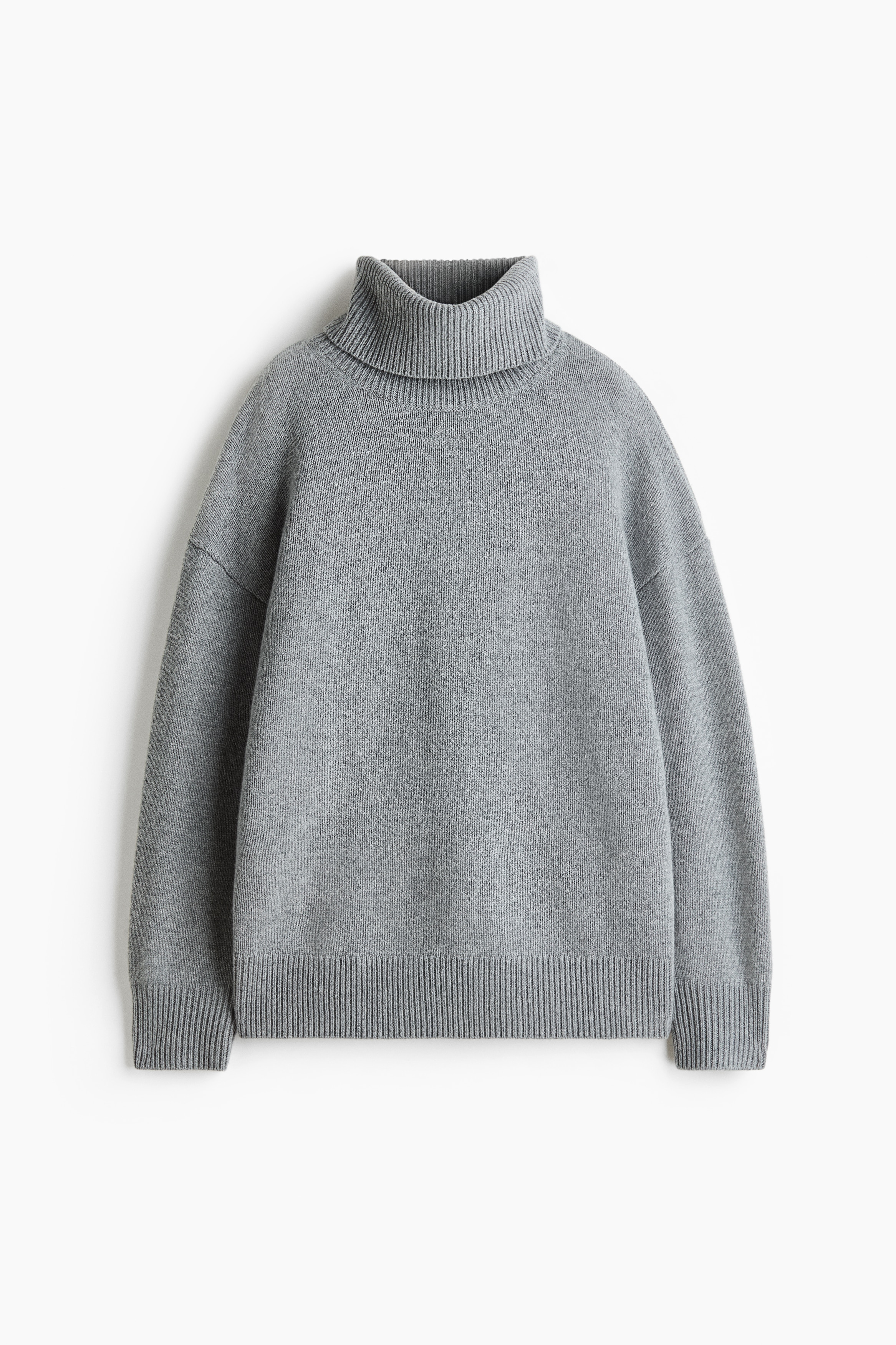 ÎÎ½Î± oversized Î³ÎºÏÎ¹ ÏÎ»ÎµÎºÏÏ ÏÎ¿ÏÎ»ÏÎ²ÎµÏ Î¼Îµ ÏÎ¹Î¼Ï Î¶Î¹Î²Î¬Î³ÎºÎ¿, ÏÎ±Î¼Î·Î»ÏÎ¼Î­Î½Î¿ÏÏ ÏÎ¼Î¿ÏÏ ÎºÎ±Î¹ ÏÎ±ÏÎ´Î¹Î­Ï ÏÎ¹Î¼Ï Î¼Î±Î½ÏÎ­ÏÎµÏ ÏÎ¿ÏÎ¹Î­ÏÎ±Î¹ Î±ÏÏ ÏÎ¿ Î¼Î¿Î½ÏÎ­Î»Î¿. Î¤Î¿ ÏÎµÎ»ÎµÎ¯ÏÎ¼Î± ÏÎ¿Ï ÏÎ¿ÏÎ»ÏÎ²ÎµÏ ÎµÎ¯Î½Î±Î¹ ÏÏÎ¼Î­Î½Î¿ Î¼Î­ÏÎ± ÏÎµ Î¼Î±ÏÏÎ¿ ÏÎ±Î½ÏÎµÎ»ÏÎ½Î¹, ÏÎµ ÏÏÎ½Î´ÏÎ±ÏÎ¼Ï Î¼Îµ Î¶ÏÎ½Î· Î¼Îµ ÏÏÏÏÎ® Î±Î³ÎºÏÎ¬ÏÎ±.
