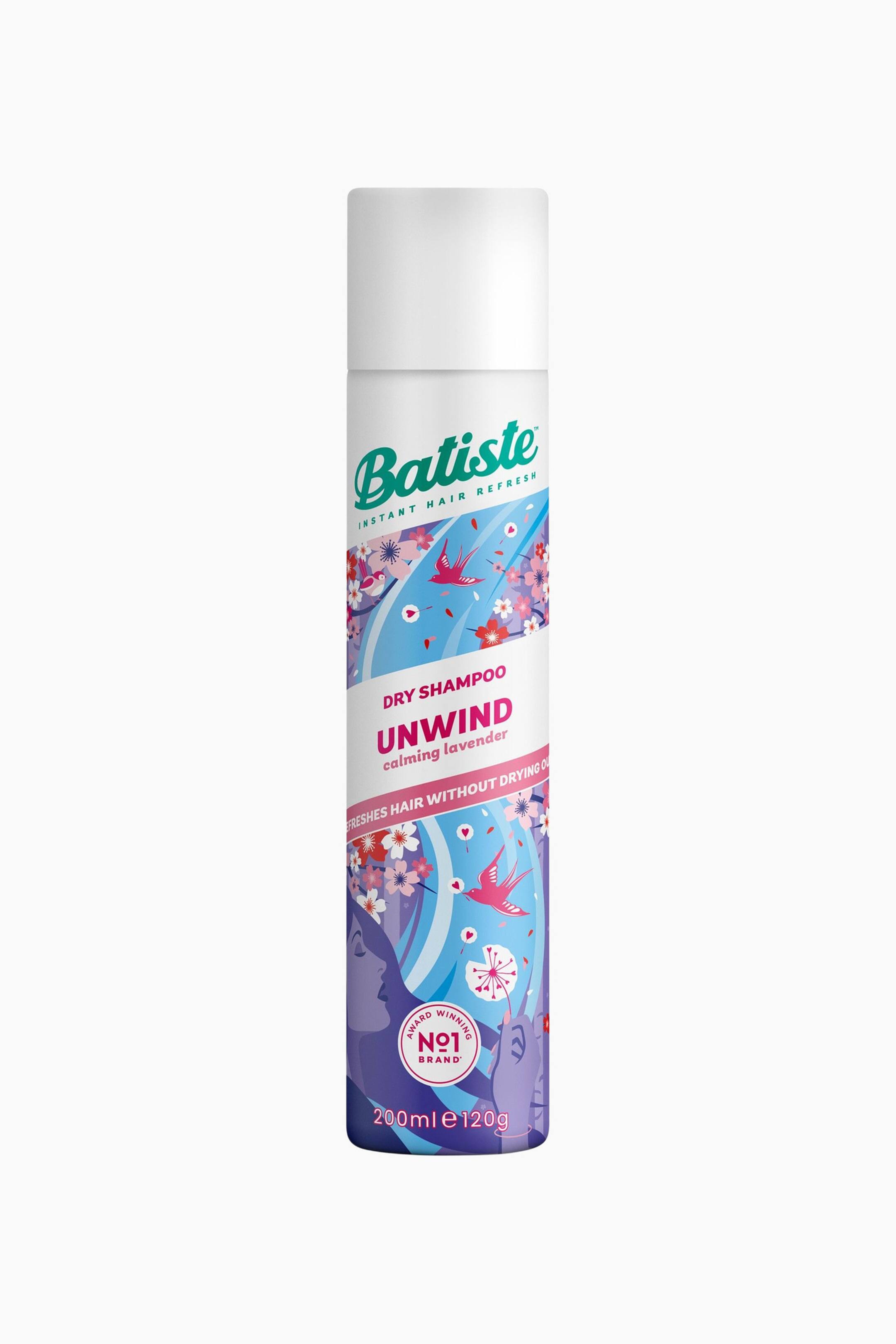Vis større bilde: En Batiste tørrsjampo står oppreist, vendt forover. Den har en hvit hette og en hvit toppseksjon som viser Batiste-logoen. Hoveddelen er dekorert med et design av rosa kirsebærblomster, røde fugler og lilla og blå bølgemønstre, og viser også teksten 'Dry Shampoo Unwind calming lavender', mens den nedre delen er lilla og inneholder et 'Award Winning No. 1 Brand'-merke og produktvolumet på 200 ml.