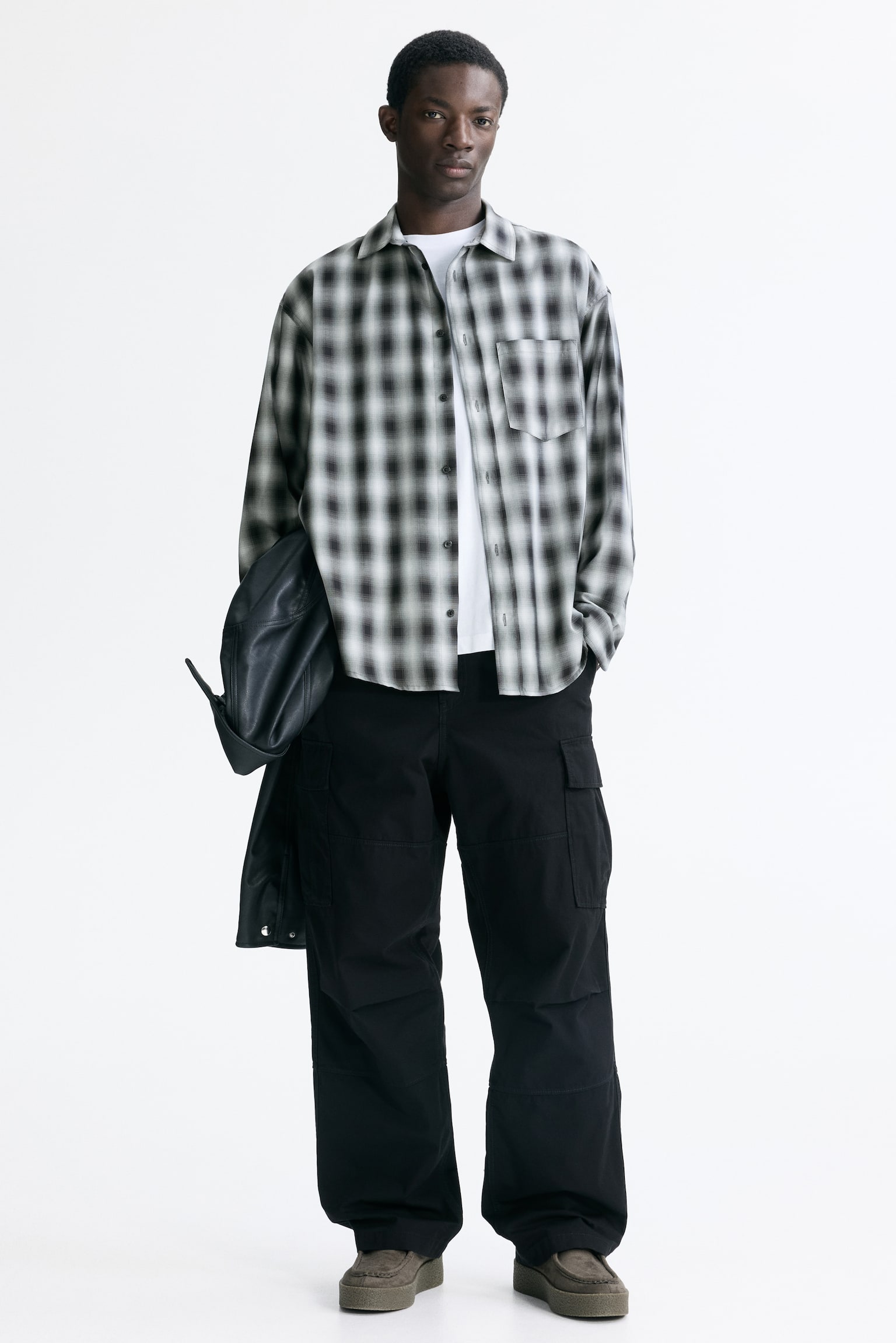 Мужская рубашка H&M Relaxed-Fit, цвет: Тёмный серый / Клетчатый — фото 2