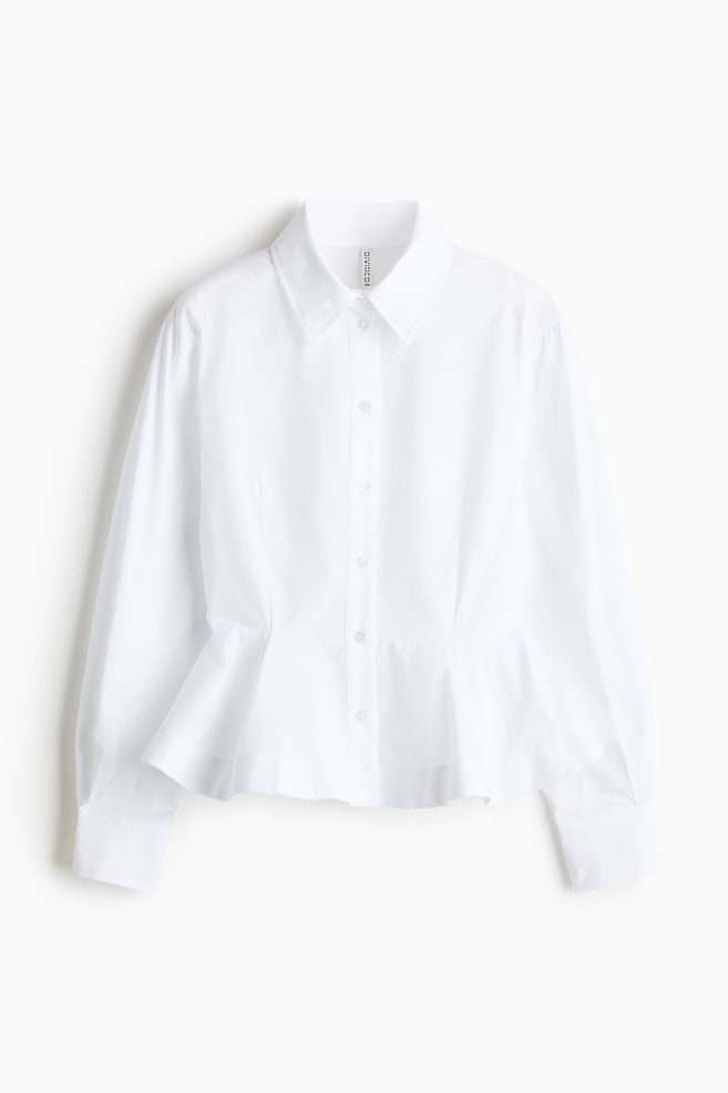 Una camisa blanca de popelina de algodón nítido está mostrando su PARTE DELANTERA, con un cuello, una tapeta delantera abotonada y mangas largas con pliegues para mayor volumen, que terminan en puños abotonados y entallados. Costuras de forma definen la silueta, llevándola a un peplum acampanado y plisado. - 1