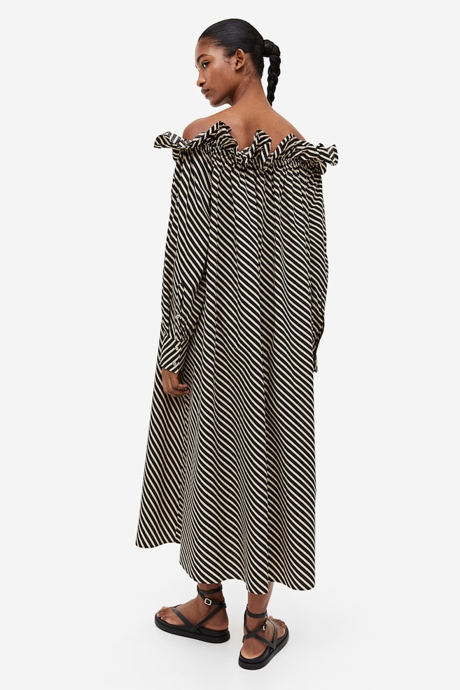 Sukienka z odkrytymi ramionami - Beżowy/Czarne paski - 3