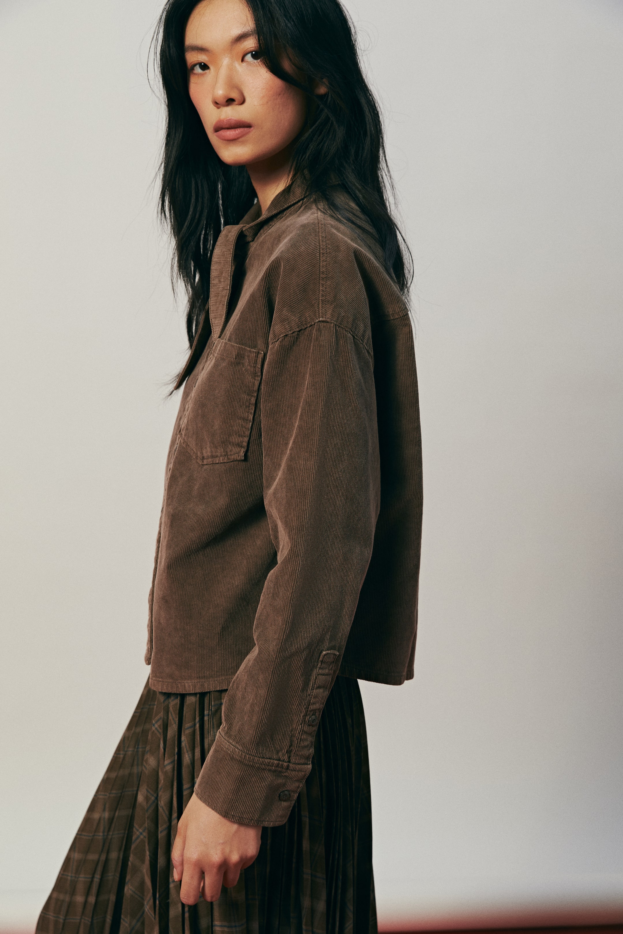 拡大画像を表示: スカーフカラー コーデュロイシャツ - ブラウン - レディース | H&M JP 4