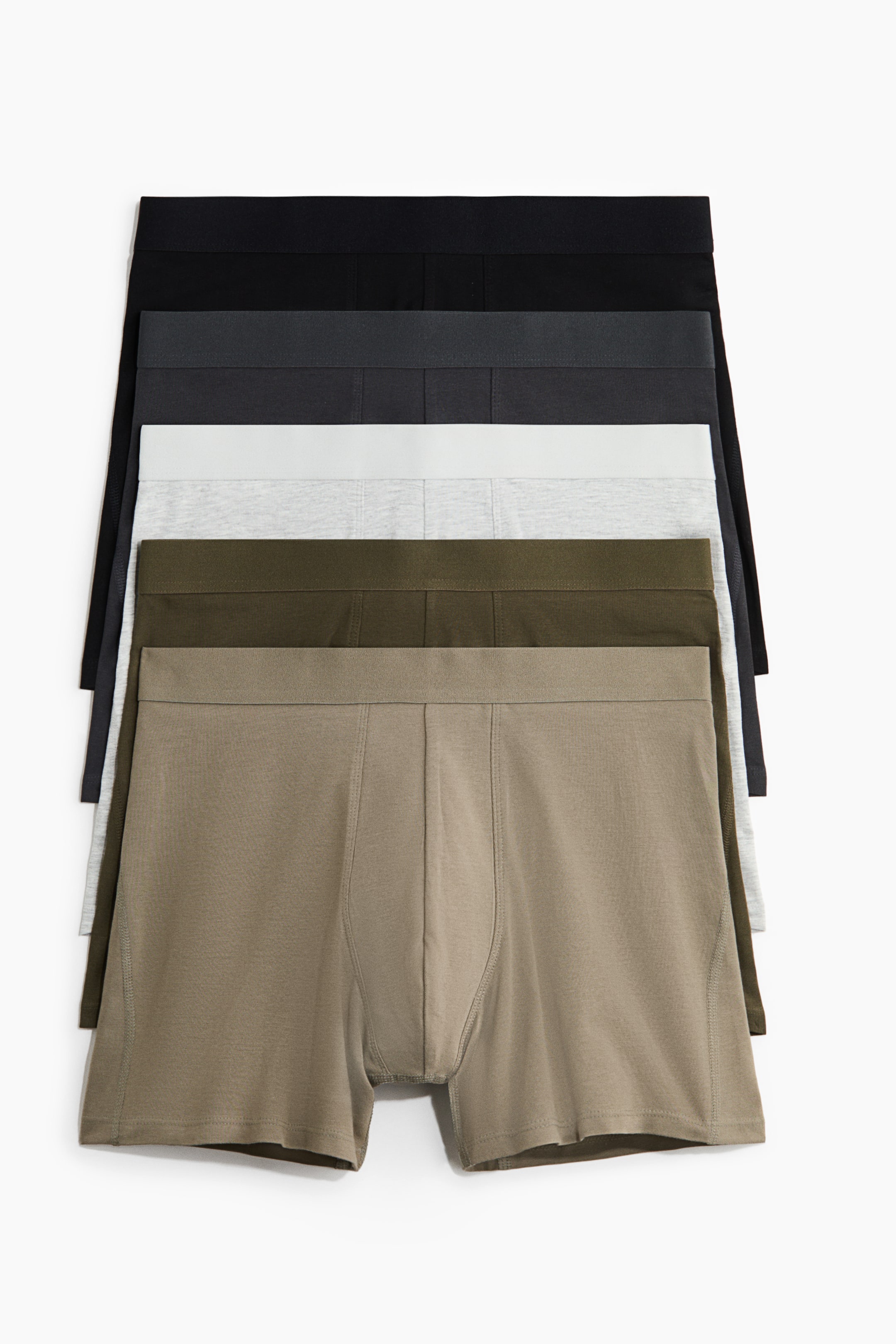 Größeres Bild ansehen: Fünf Paar Herren-Boxershorts sind gestapelt und zeigen von oben nach unten die Farben Schwarz, Dunkelgrau, Hellgrau, Olivgrün und Beige. Jedes Paar verfügt über einen elastischen Bund und eine genähte Fronttaschenkonstruktion.