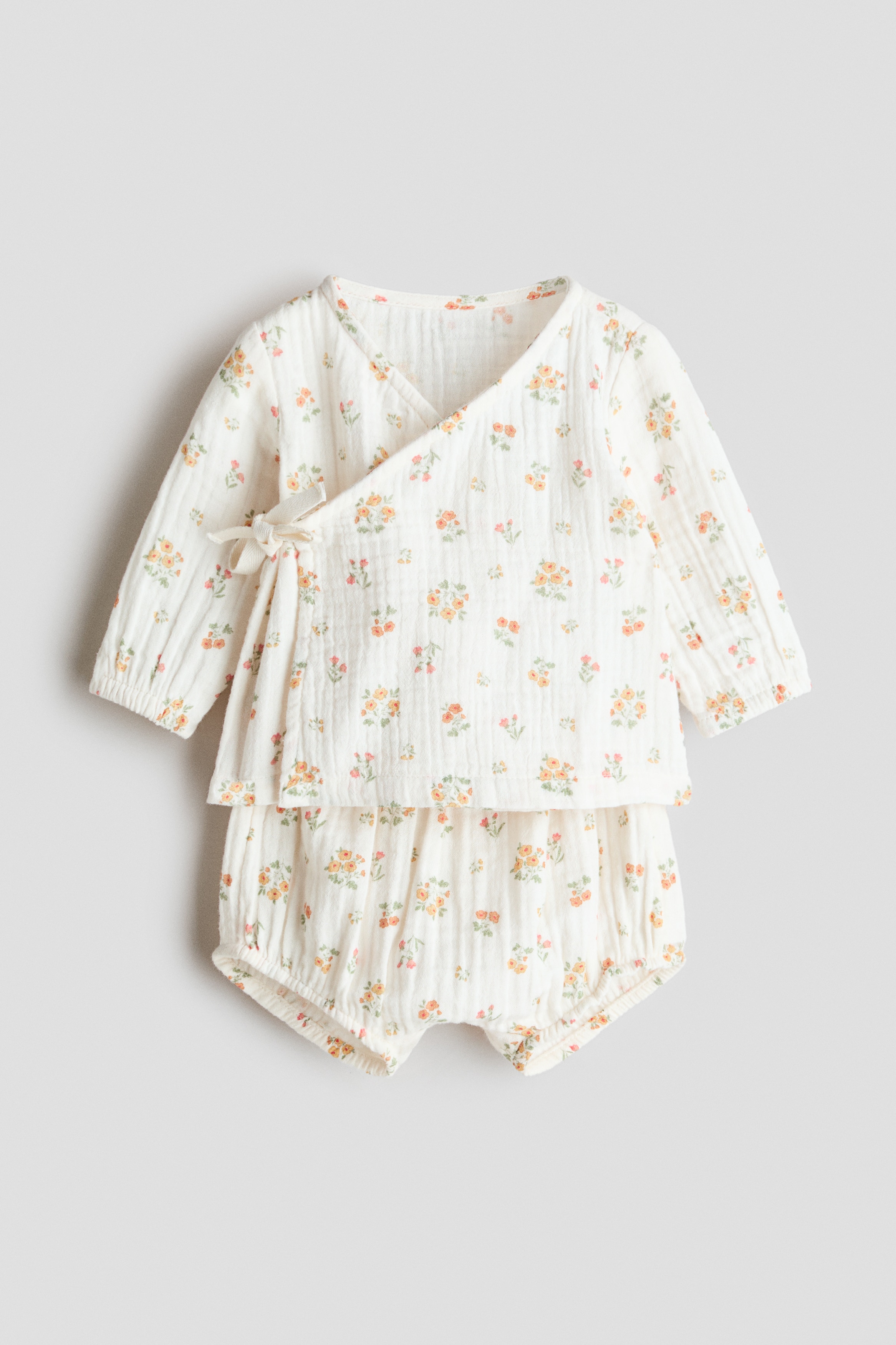2-piece wrapover muslin setModel