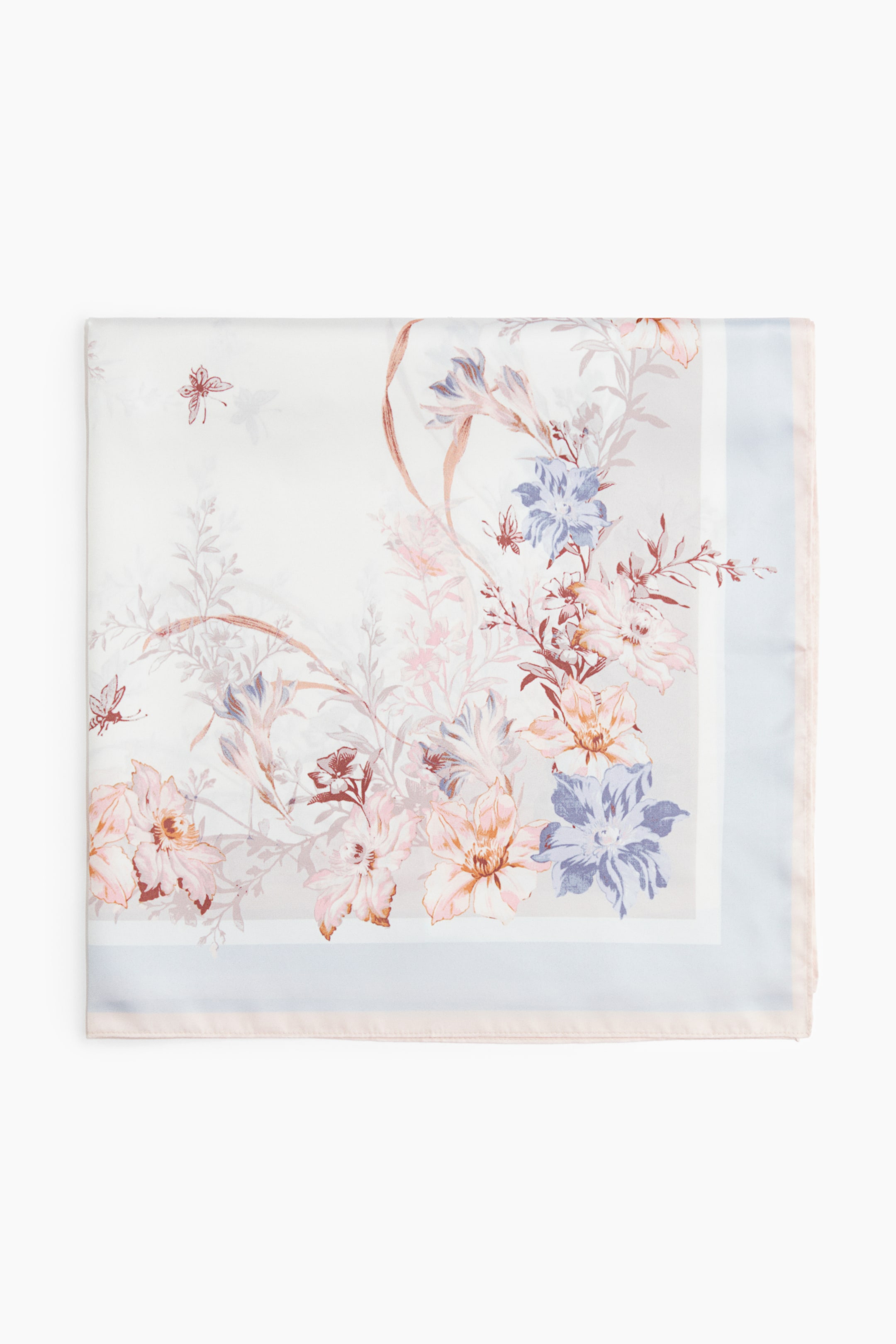 Agrandir l'image: Un foulard carré est posé à plat, présentant un motif floral sur un fond blanc cassé. Le motif met en valeur des fleurs dans des tons de rose, de pêche, de bleu clair et de brun atténué, accompagnées de petits éléments papillon, et est encadré par une bande bleu clair et un fin bord extérieur pêche clair.