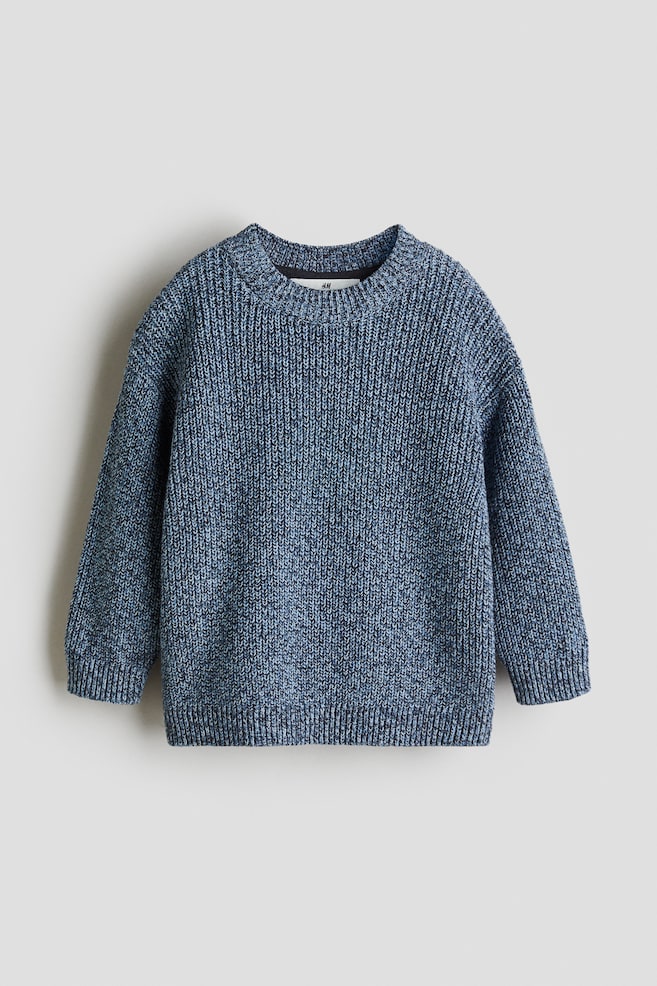 Ein blauer, melierter Rippstrickpullover wird von vorne präsentiert, mit einem runden, gerippten Ausschnitt und gerippten Details an den Bündchen und am Saum. - 1