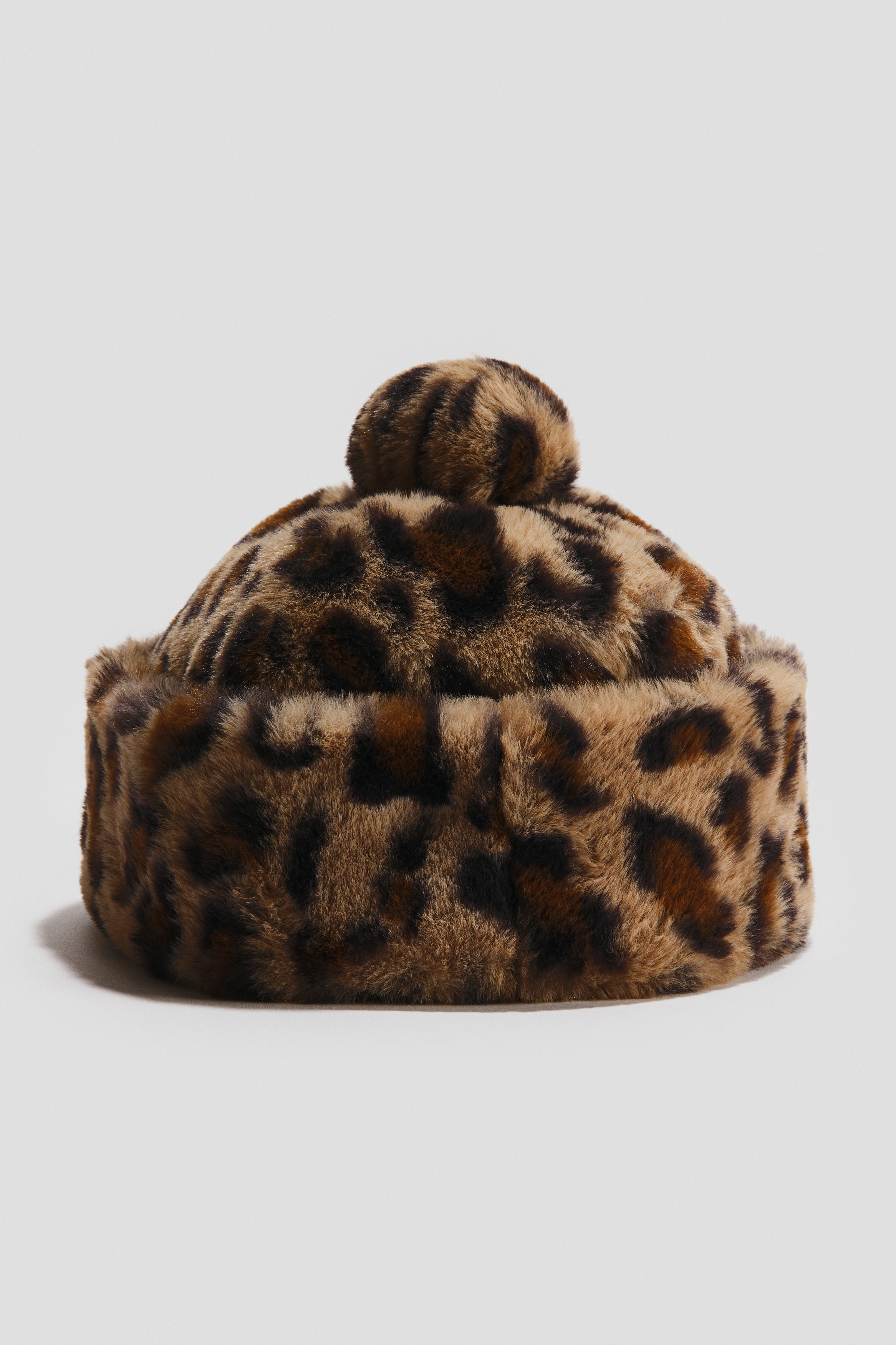 Fluffy pompom beanieModel