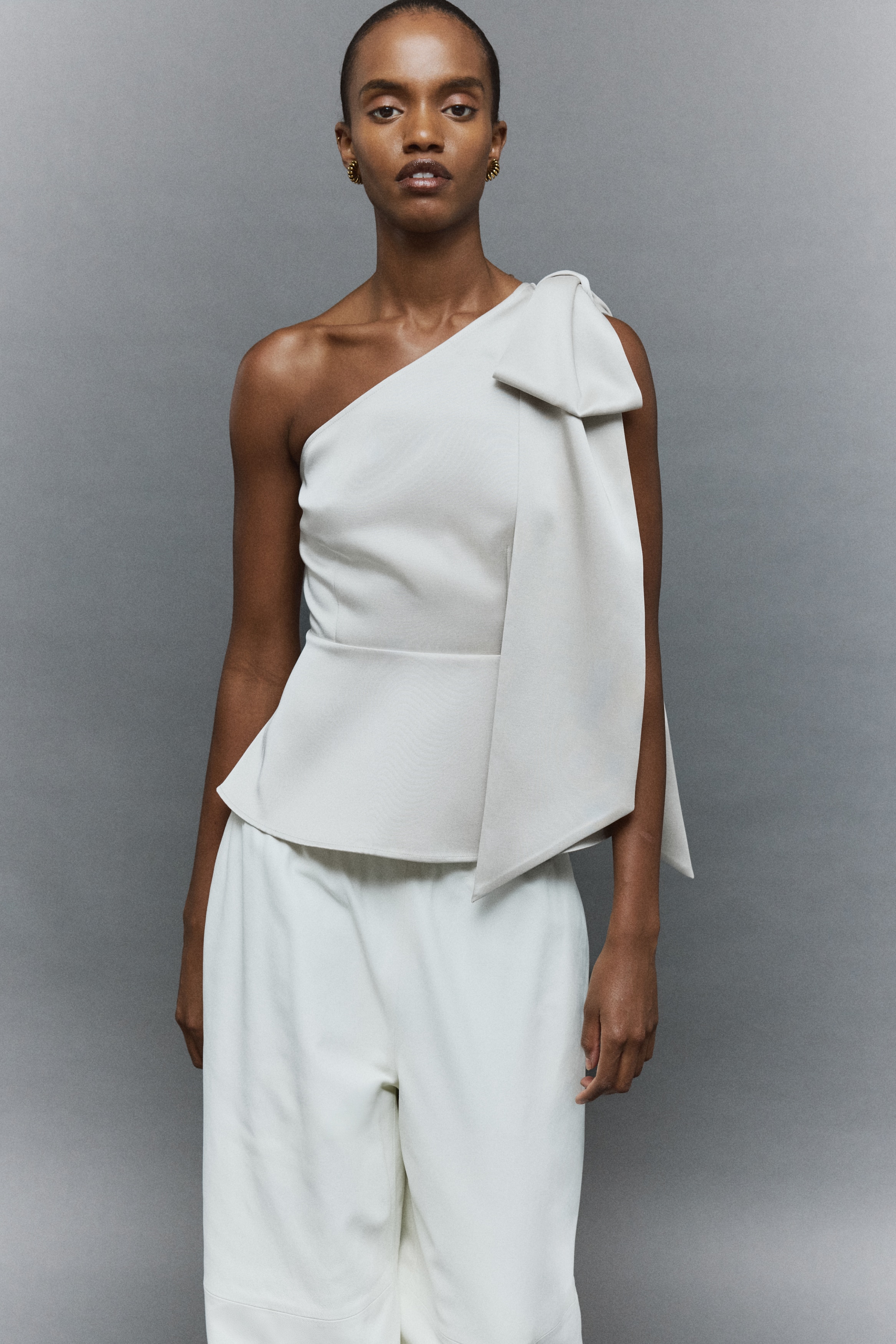 H & M - リボンディテール ワンショルダートップス - ベージュ H & M - リボンディテール ワンショルダートップス - ベージュ