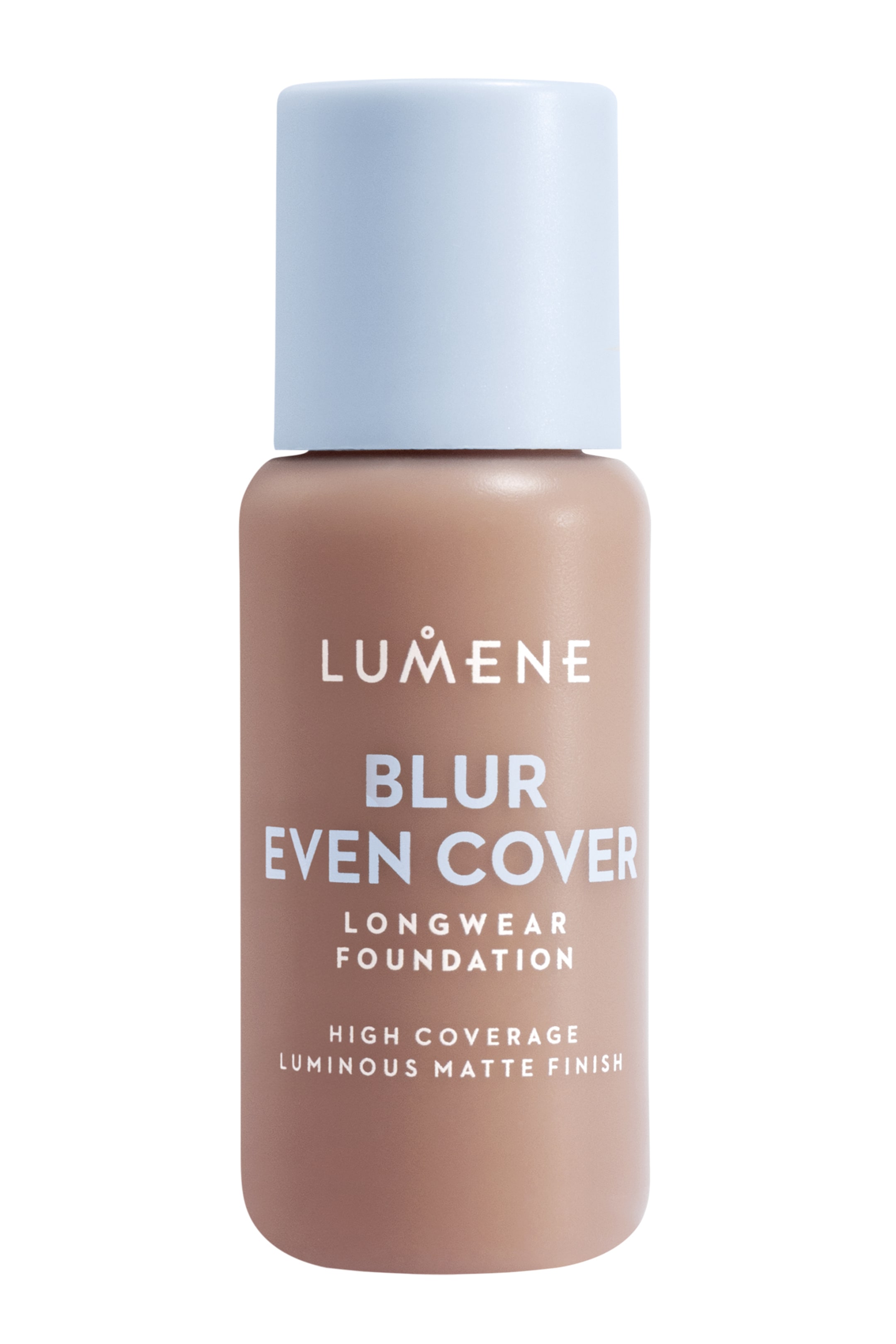 Se større billede: En flaske Lumene Blur Even Cover Longwear Foundation står oprejst og vender fremad, med en cylindrisk lysebrun krop og en lyseblå hætte samt hvid tekst, der identificerer mærke og produktdetaljer.