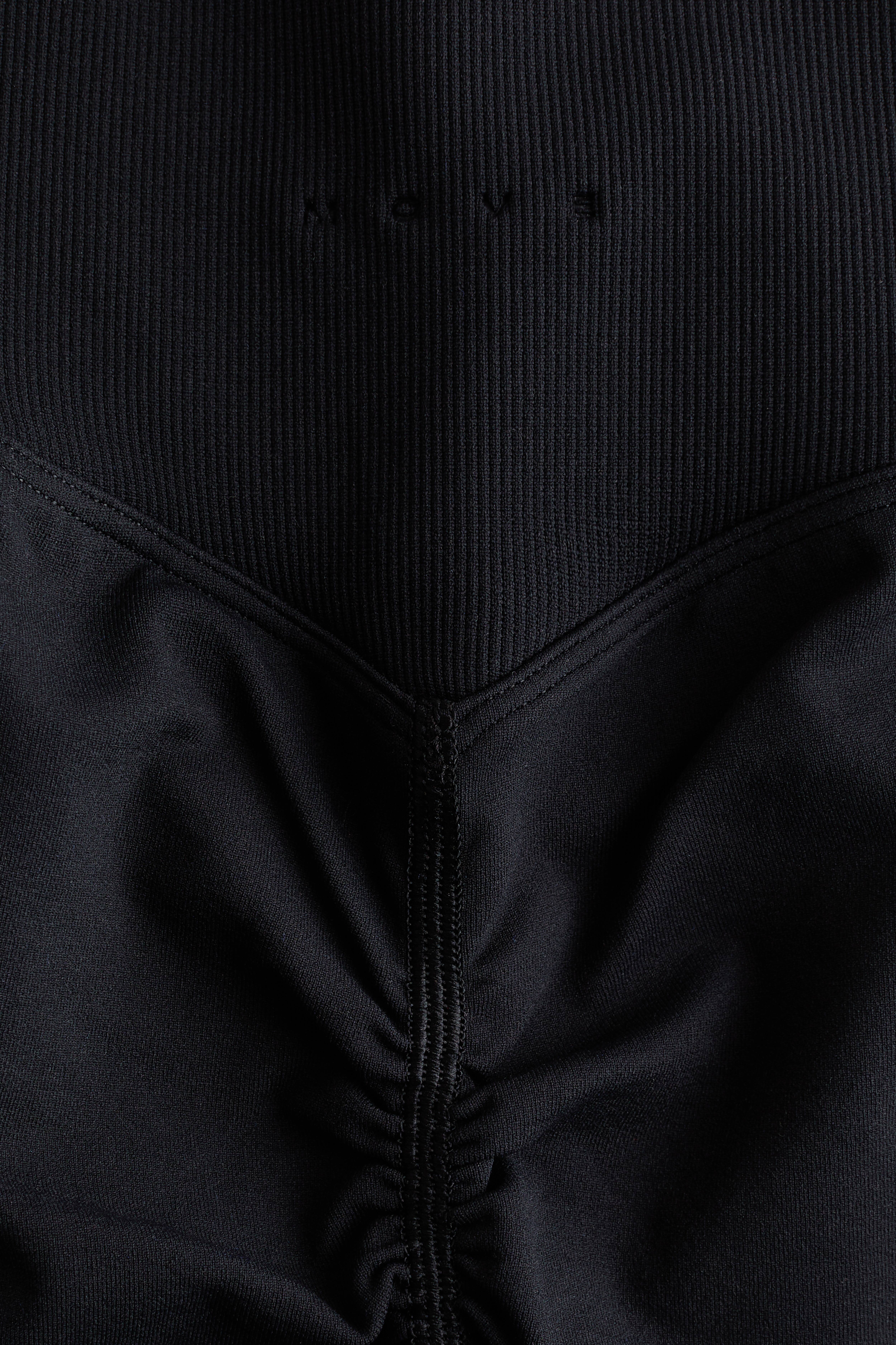 Seamless Scrunch Hot Pants with DryMove™