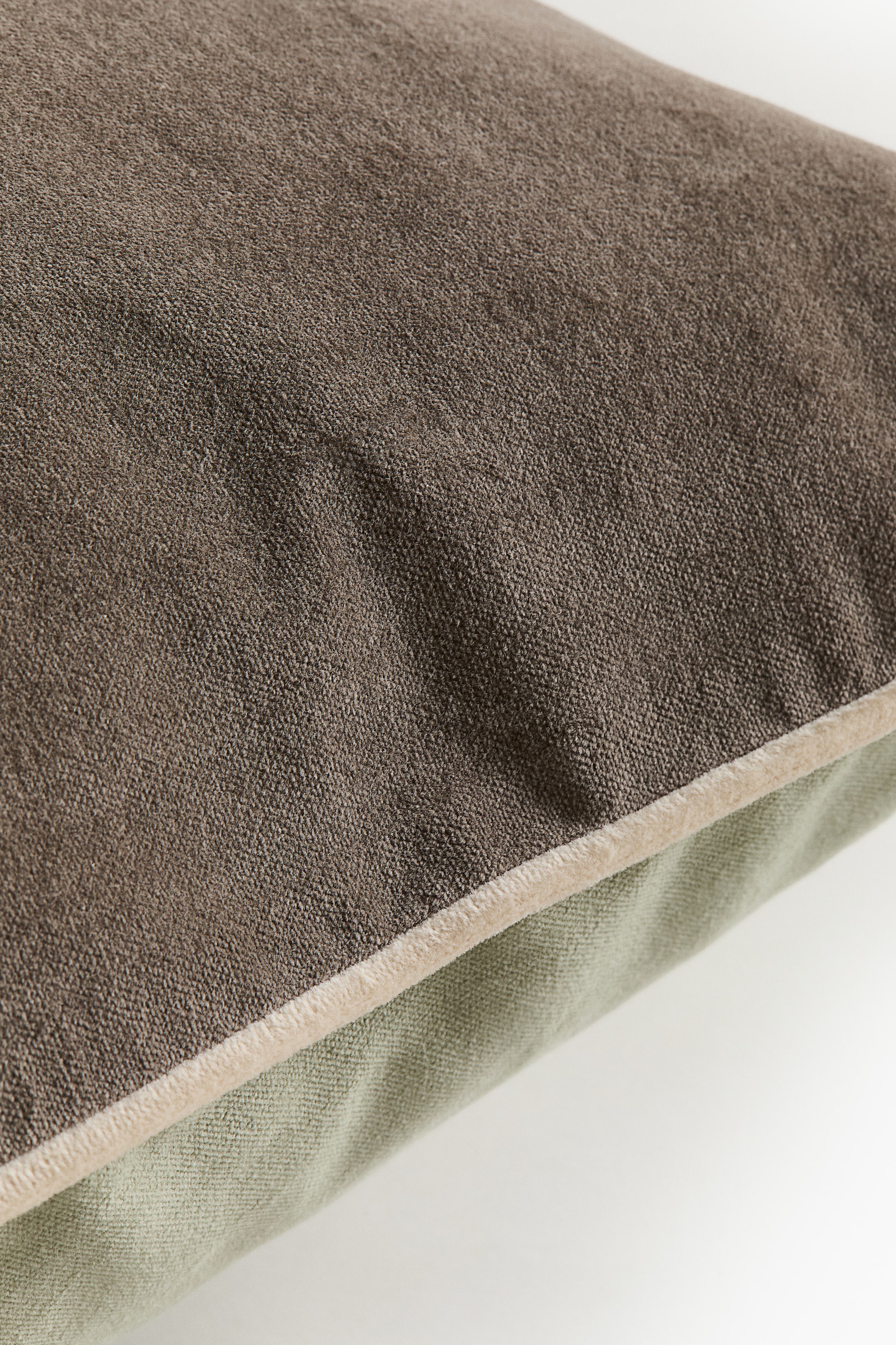 Prikaži veću sliku: Jastučnica od somota s ukrasnim paspulom - Svetlozelena/sivobež - Home All | H&M RS 4