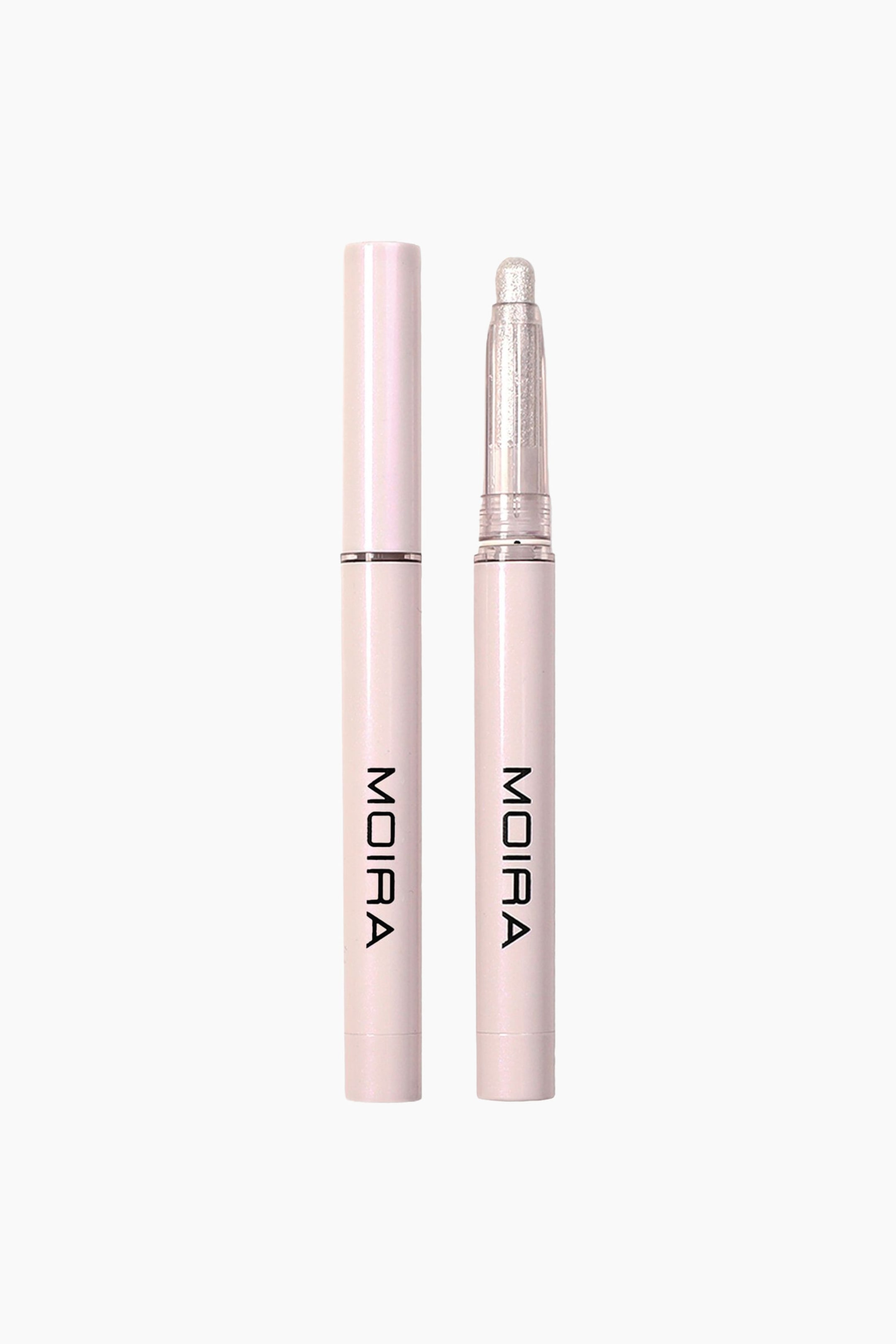 Se større billede: Stellar Glaze Stick Shadow står lodret i to versioner, hvor den venstre viser en pen med hætte, og den højre viser en uden hætte med en skinnende sølvfarvet øjenskyggetip. Begge penne har et perlemorsskinnende lyserødt hylster med sort "MOIRA"-branding trykt lodret.