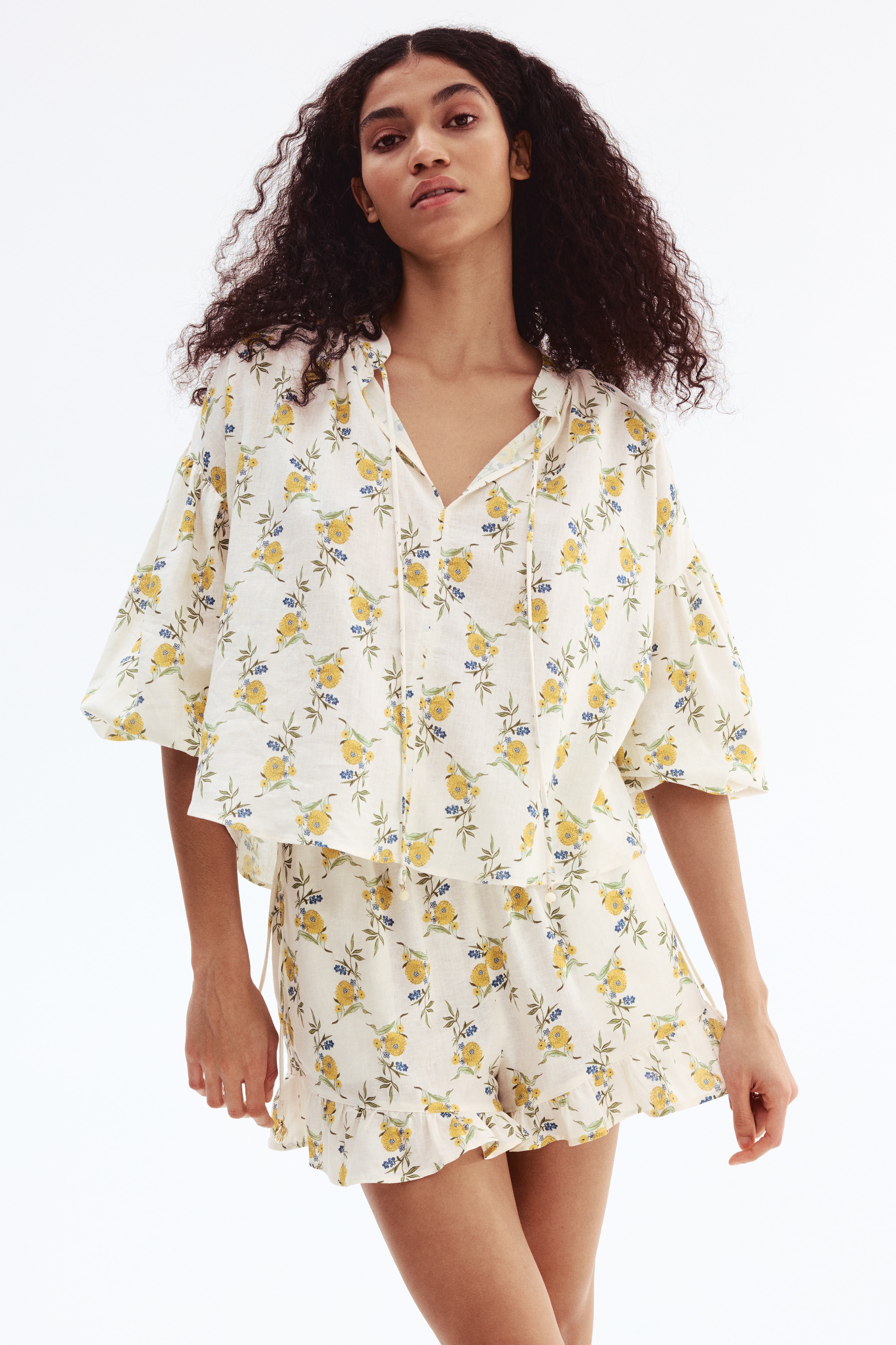 Quần short dây rút bằng linen pha - Màu kem/Hoa vàng
