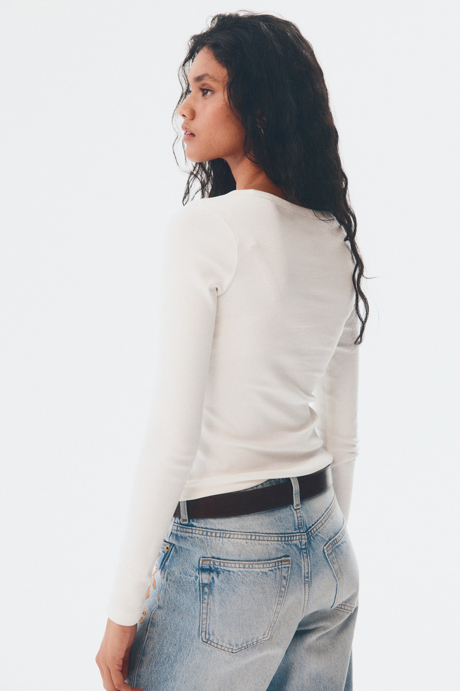 Baumwollshirt mit V-Ausschnitt - Weiß/Braun/Weiß gestreift/Dunkelblau - 4