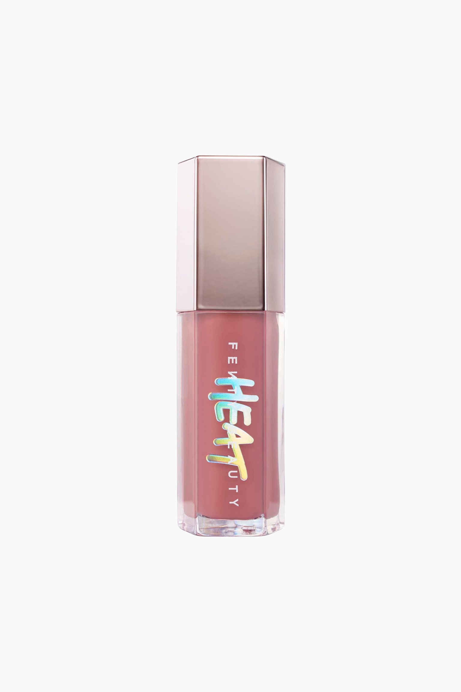 Gloss Bomb Heat Universal Lip Luminizer + Plumper stÃ¥r oprejst og fremviser et hexagonalt gennemsigtigt rÃ¸r fyldt med en stÃ¸vet rosa gloss og toppet med en metallisk rosaguldfarvet hexagonal hÃ¦tte. Forsiden af rÃ¸ret viser det lodrette hvide "FENTY BEAUTY"-brandnavn, overlejret med et markant, iriserende holografisk "HEAT"-logo.