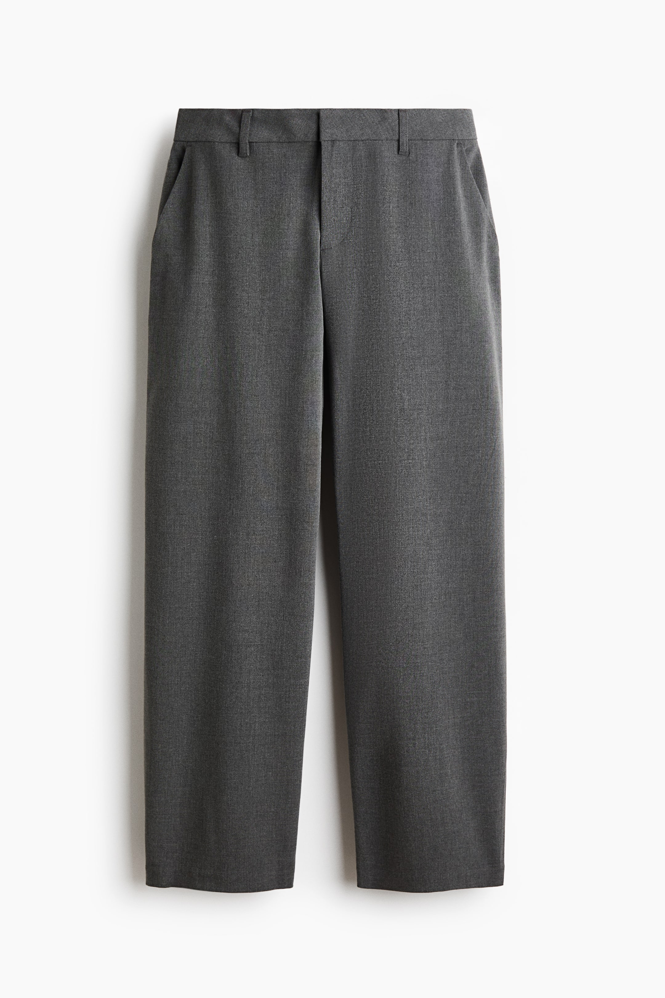 Voir une image plus grande: Pantalons gris foncé présentés de face, avec une ceinture plate dotée de passants pour ceinture et des poches latérales en biais. Les pantalons affichent des jambes droites et un ourlet simple.