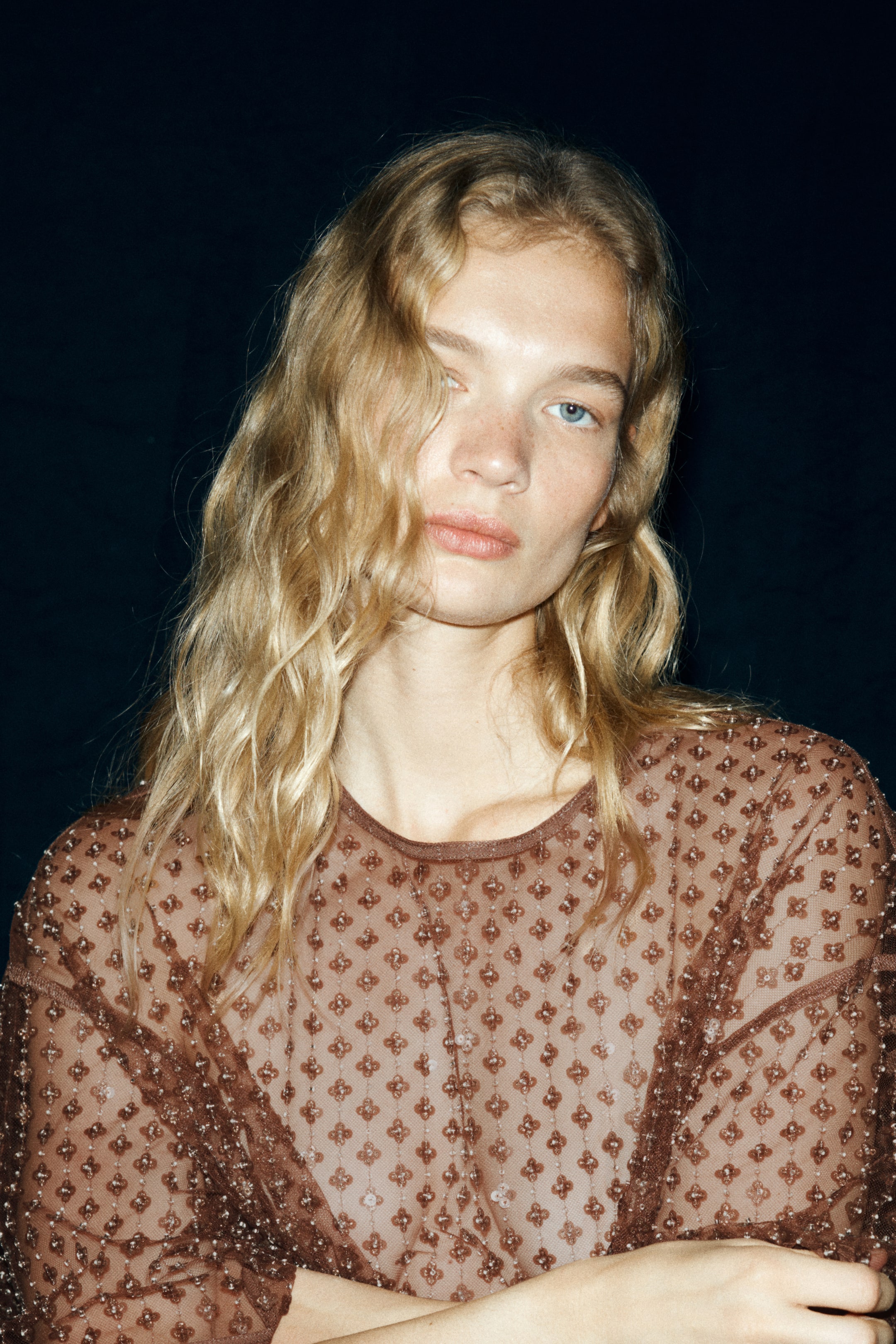 Näytä suurempi kuva: Paljettikoristeinen mesh-pusero - Himmeänruskea - NAISET | H&M FI 2