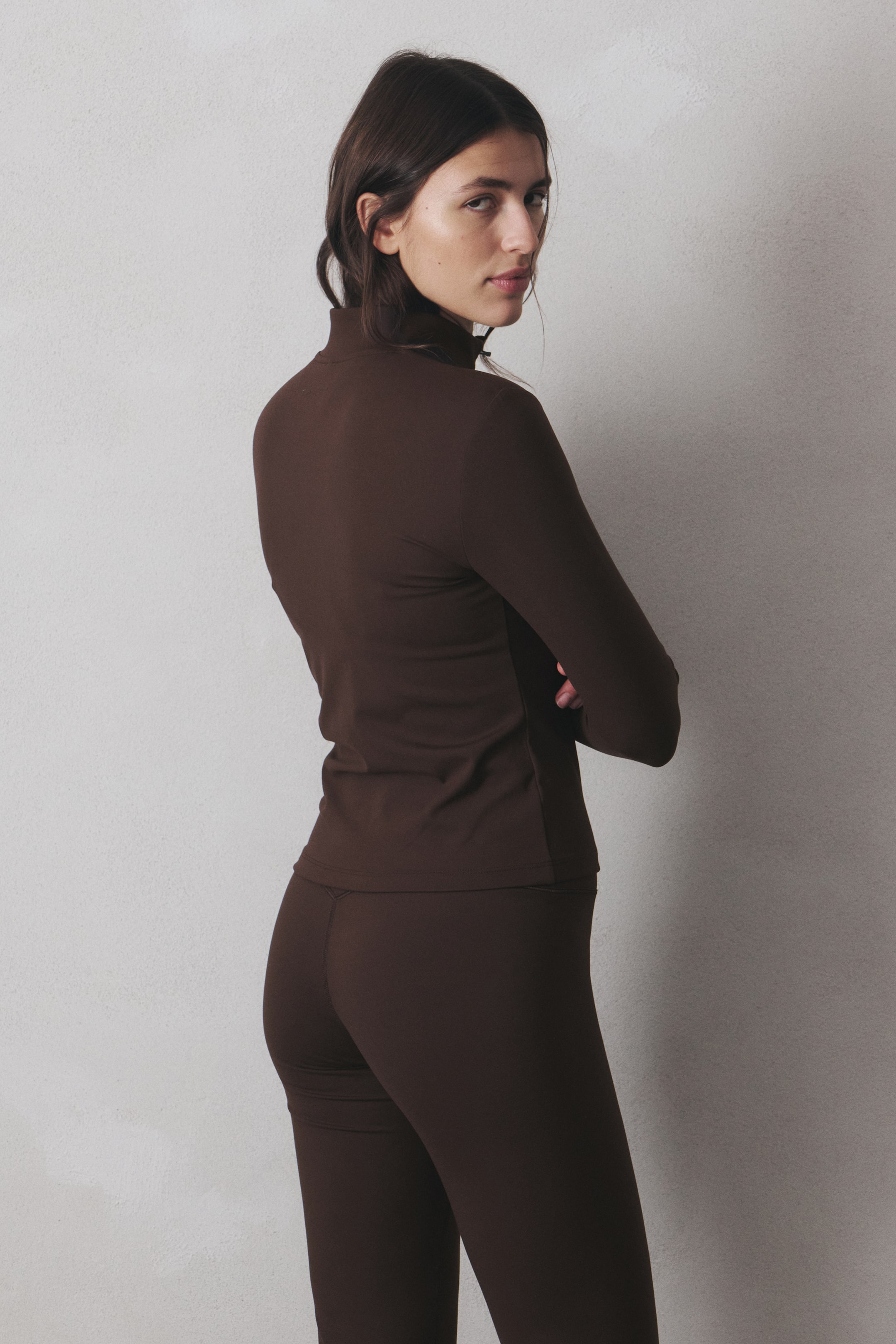 הצגת תמונה גדולה יותר: ז'קט ספורט עם רוכסן SoftMove™‎ - חום כהה - Ladies | H&M IL 3